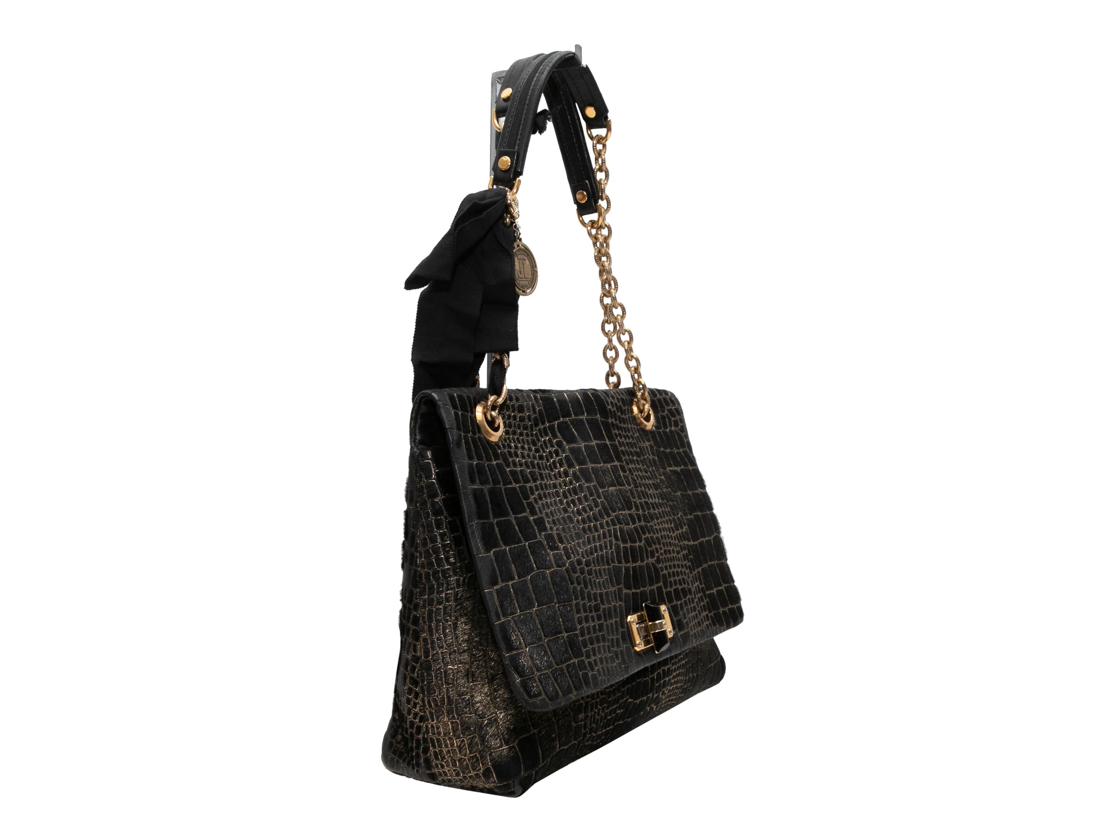 Sac à main Lanvin en poils de poney gaufrés noir et or. Ce sac à main présente un corps en croc ponyhair gaufré, des ferrures dorées, deux anses supérieures en chaîne et un rabat à fermeture à tour de rôle. 12.5