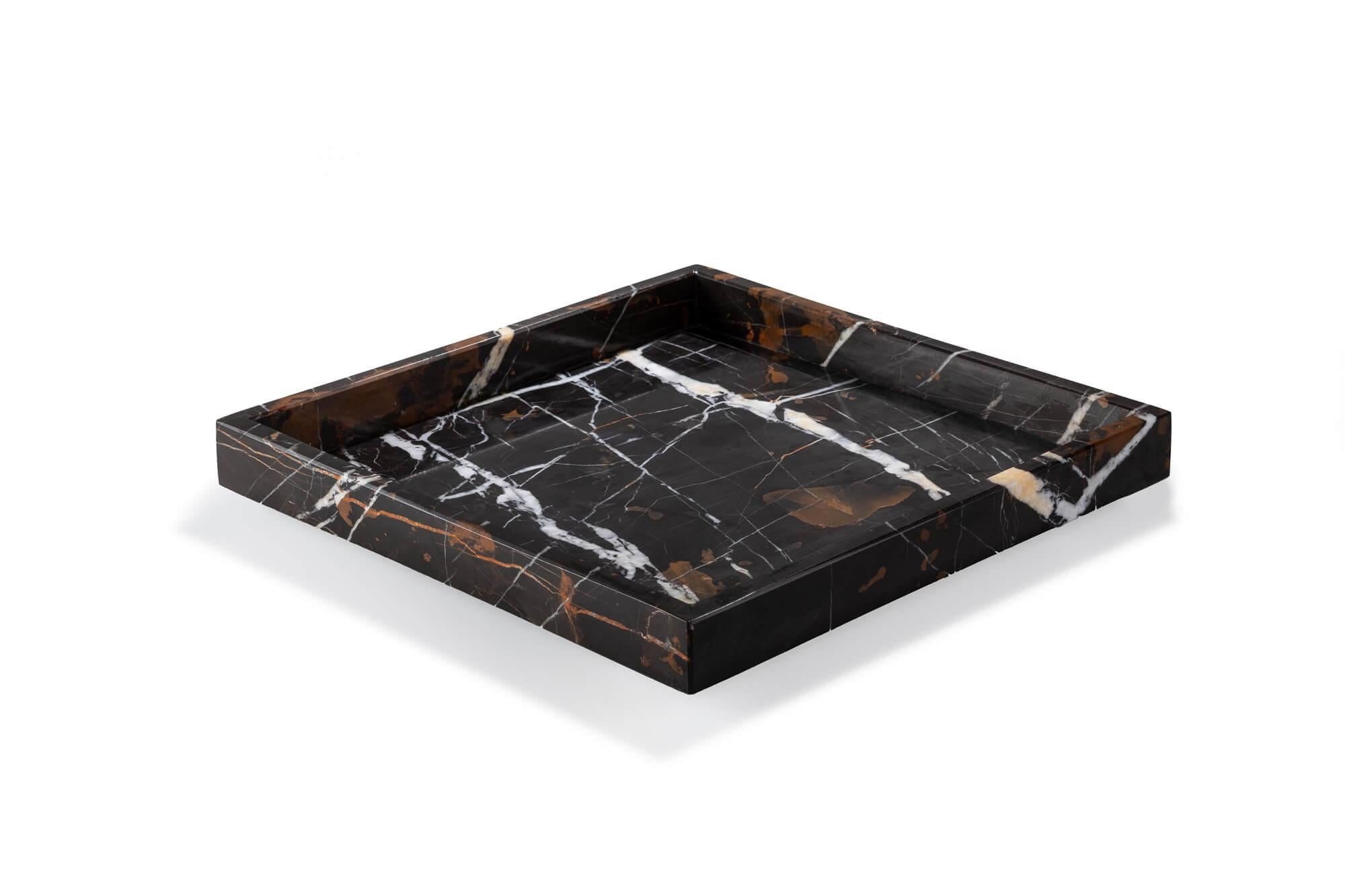 Designed to elegantly complement exclusive settings and stylish interiors, this square tray adds sophistication and elegance wherever it's placed. Integrated with a thin bottom plinth for easy manipulation, it embodies practicality and timeless