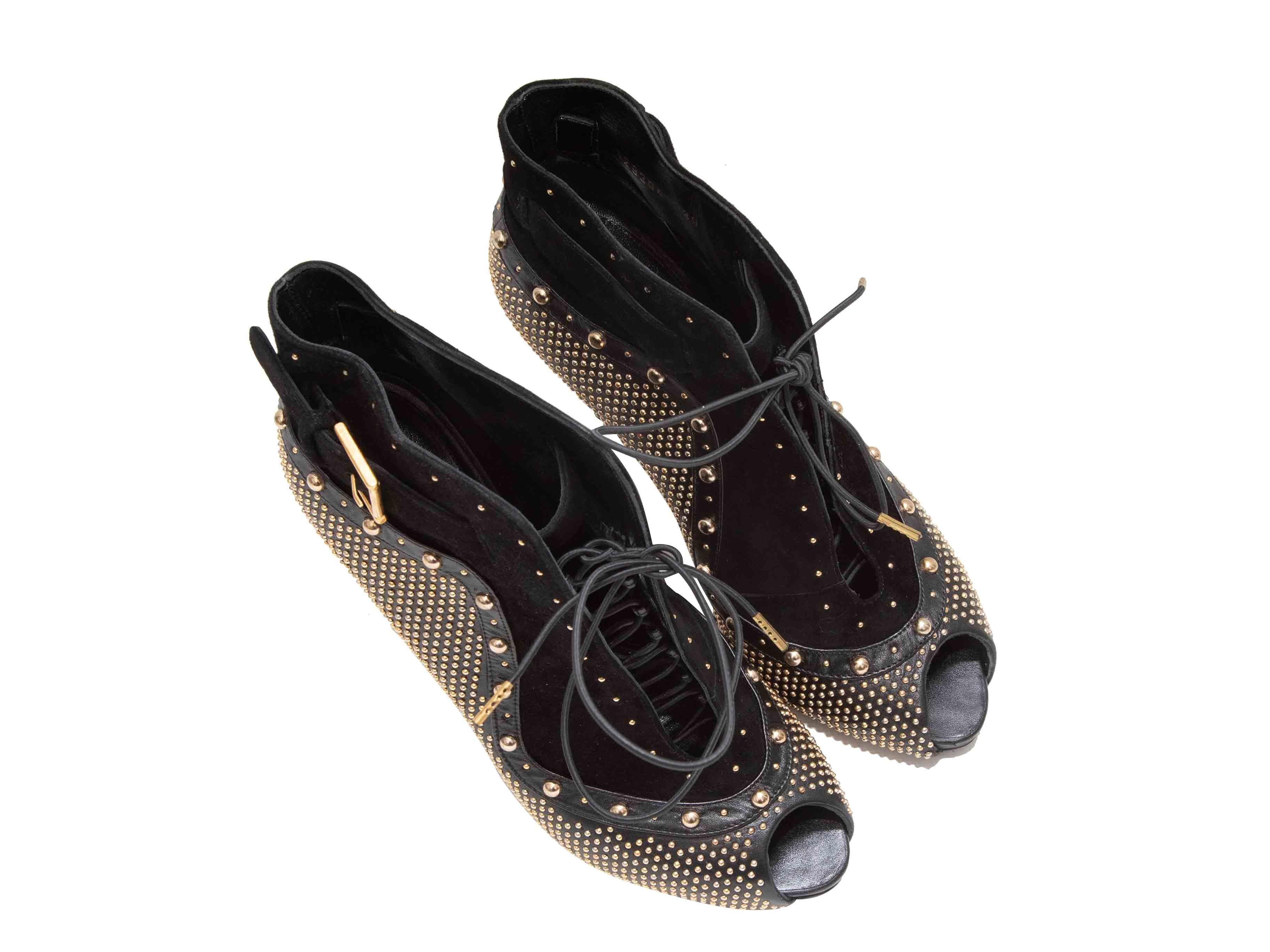 Stivaletti peep-toe con borchie in pelle e camoscio nero di McQ Alexander McQueen. Fibbie ai lati esterni. Chiusura con lacci alla sommità. Altezza gambo 3,5