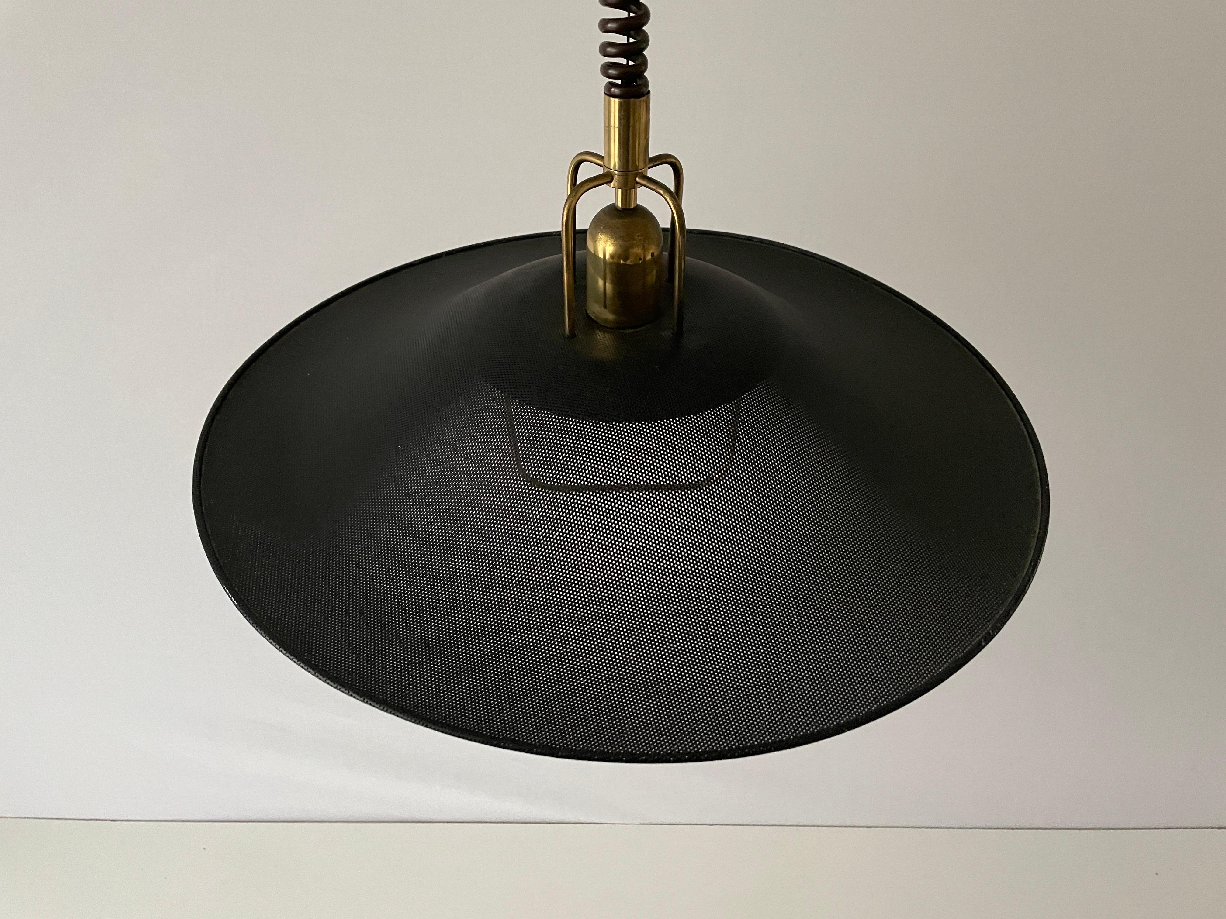 Lampe suspendue réglable en métal noir et doré par Cosack, années 1970, Allemagne

Grand abat-jour réglable.
Fabriqué en Allemagne

Cette lampe fonctionne avec des ampoules E27.

Mesures : 
Hauteur réglable entre 70 cm et 160 cm
Diamètre de