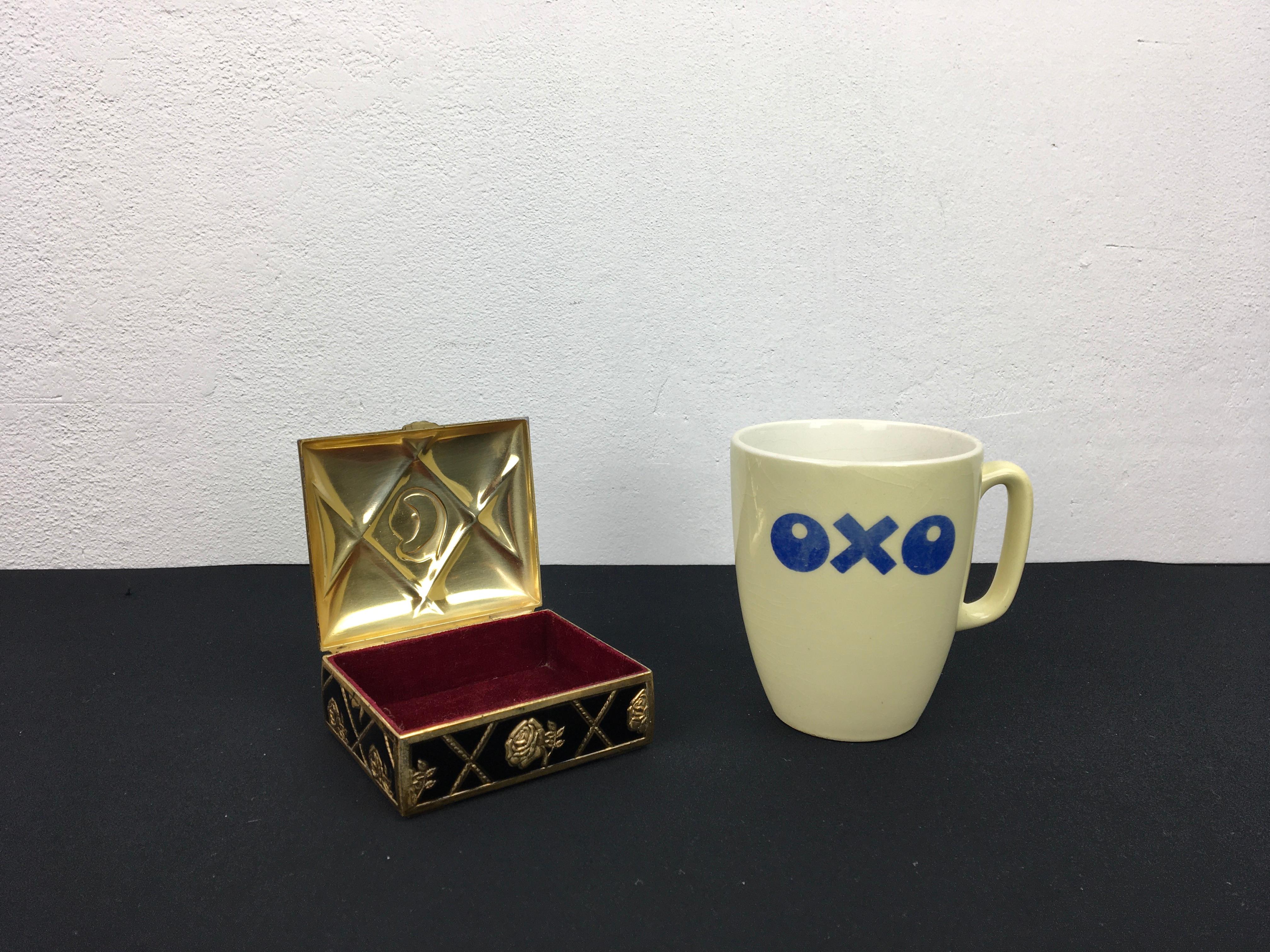 Black Gold Metal Jewelry Box or Trinket Box with Roses For Sale 5