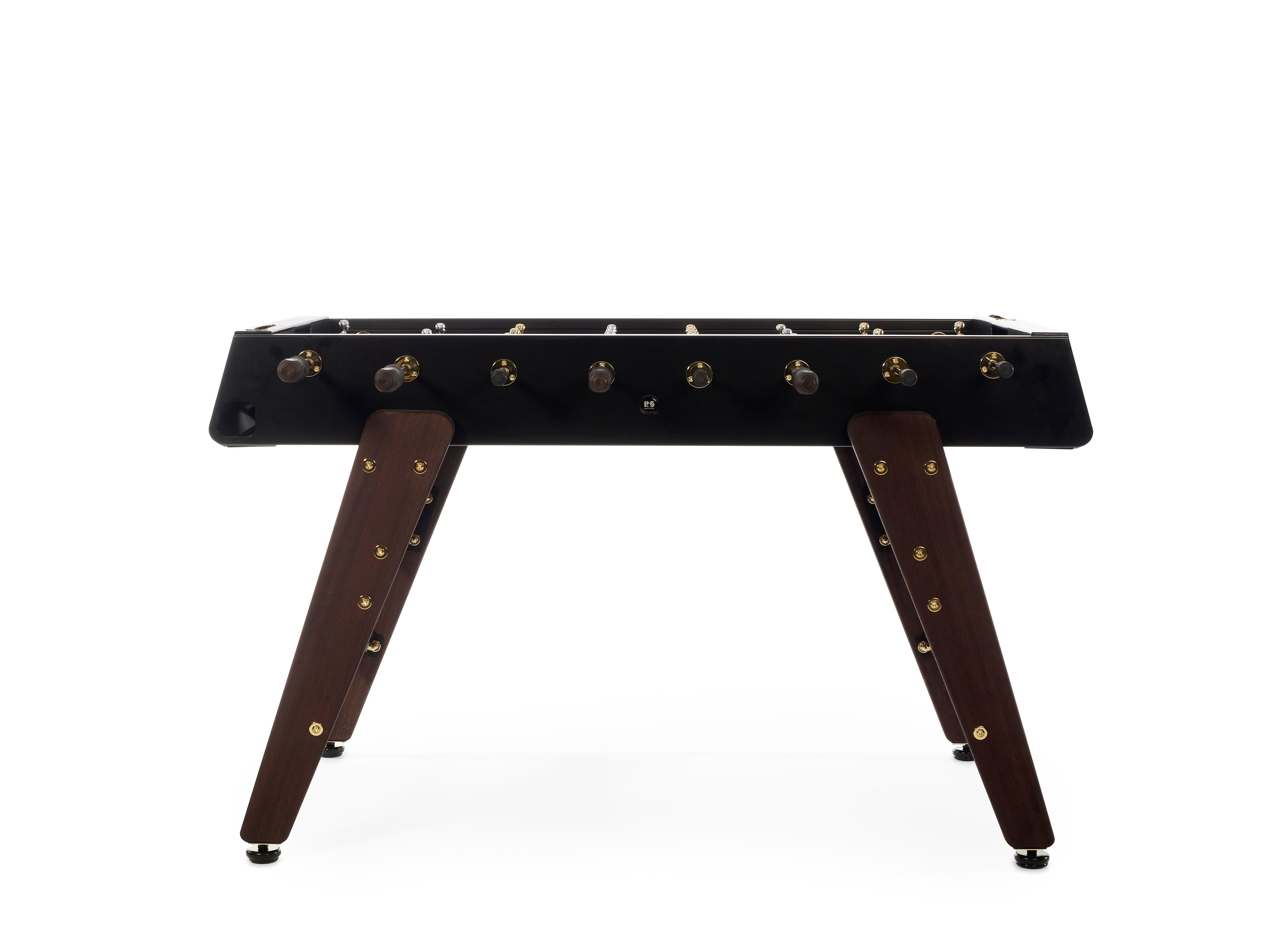 KICKERTISCH RS3 HOLZ IN SCHWARZ/GOLD
ENTWURF VON RAFAEL RODRÍGUEZ für RS Barcelona

Gold, Metall und Holz. Der Kickertisch RS3 Wood Gold beweist, dass man dieses Spiel auch im Smoking oder im Abendkleid spielen kann. Eleganz und Spielspaß in einem