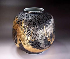Jarrón japonés contemporáneo de porcelana de oro negro y platino, obra de un maestro artista