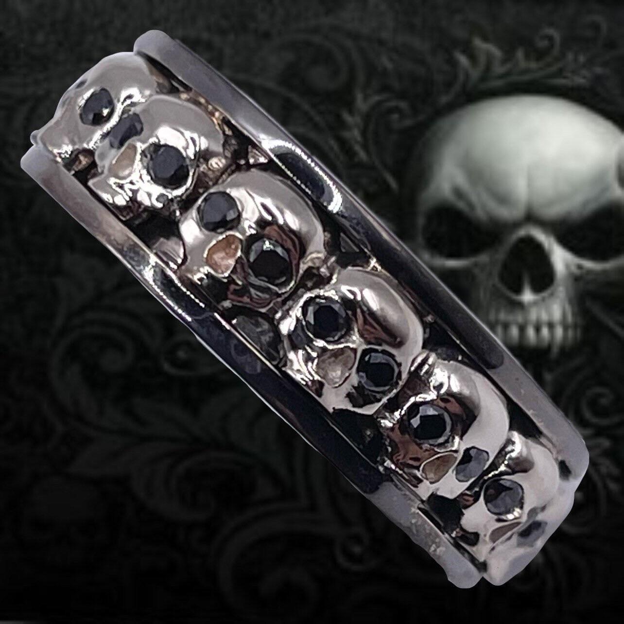 Bague homme unique, bague tête de mort en or noir avec diamants noirs. Excellent artisanat diamant ting en taille 10, peut être redimensionné.

*L'article sera livré avec un bel emballage et un certificat d'authenticité du laboratoire à votre nom.