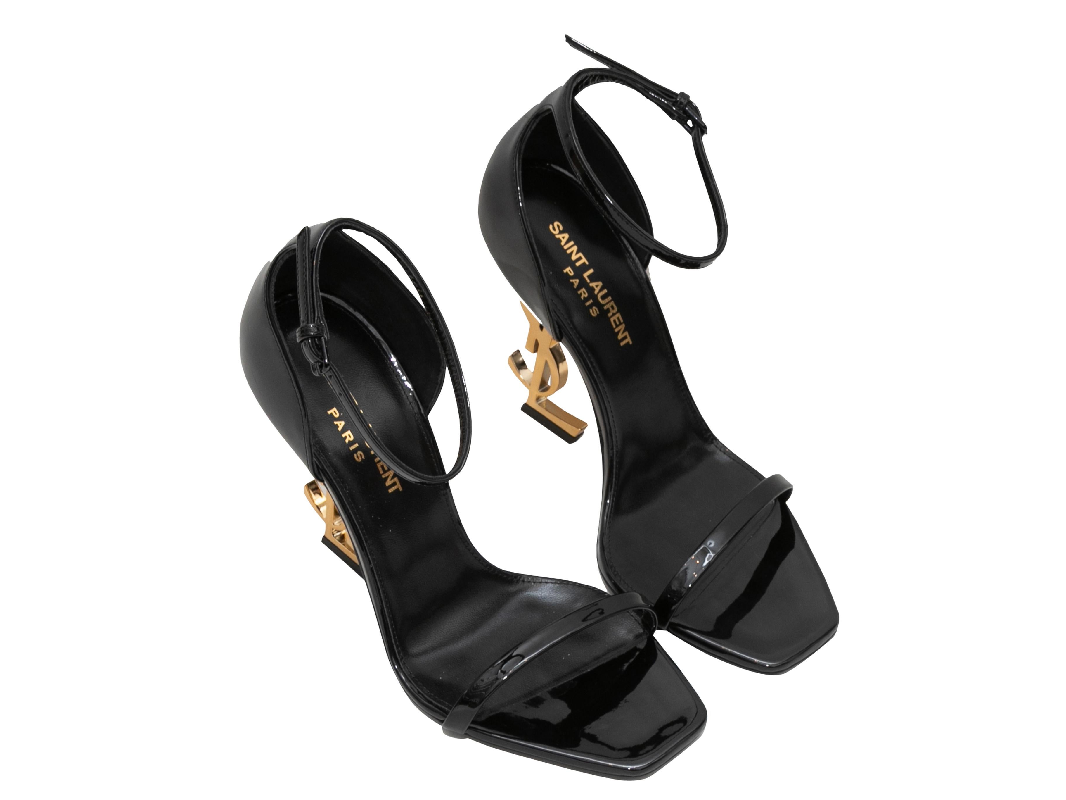 Schwarzer Lack und goldfarbenes Metall: Opyum 110 YSL Sandalette von Saint Laurent. Schnallenverschlüsse an den Knöchelriemen. 3.75