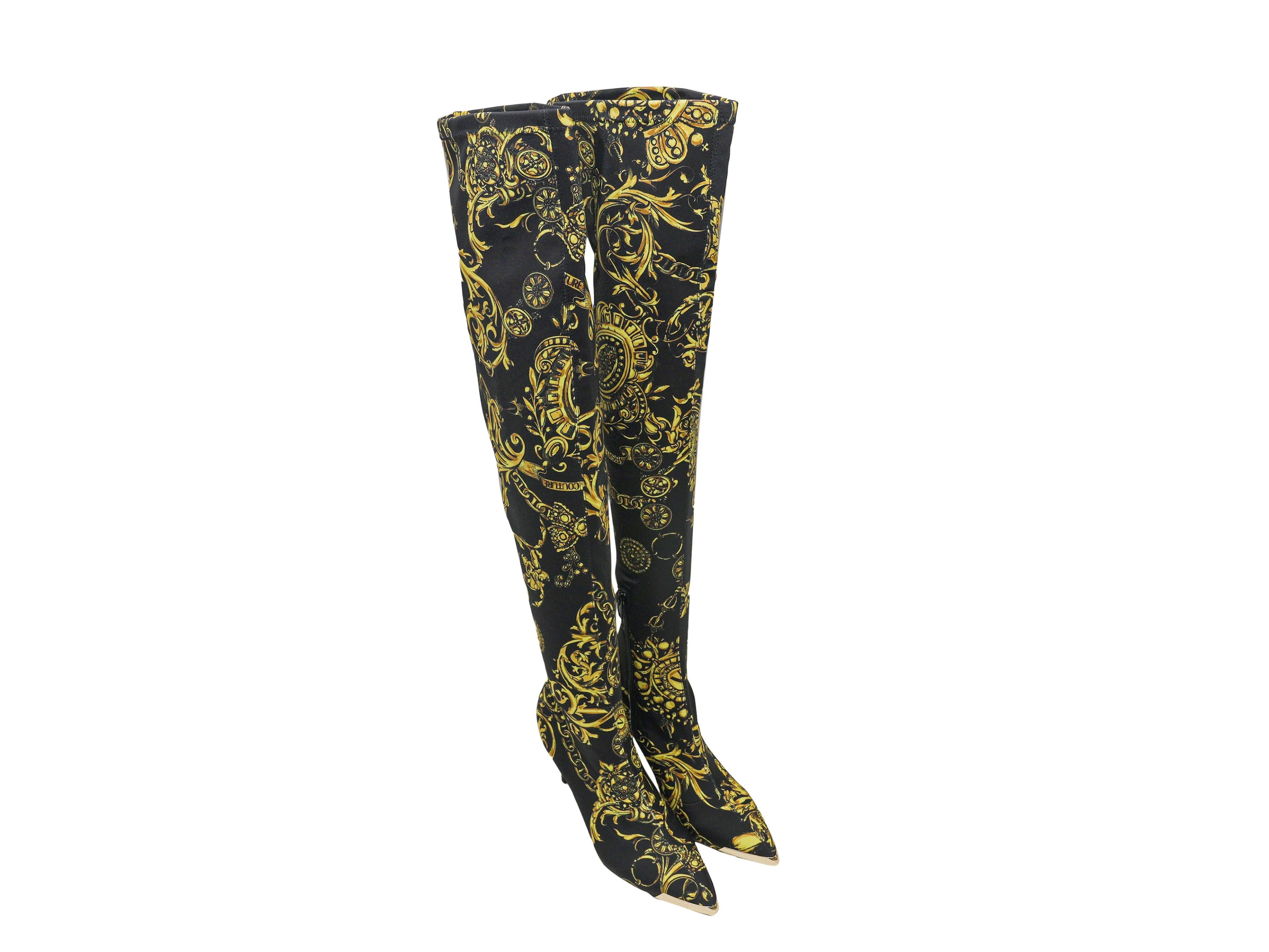 Bottes extensibles à bout pointu et imprimé noir et or de Versace Jeans Couture. Fermeture à glissière sur les côtés intérieurs. Hauteur de la tige : 22