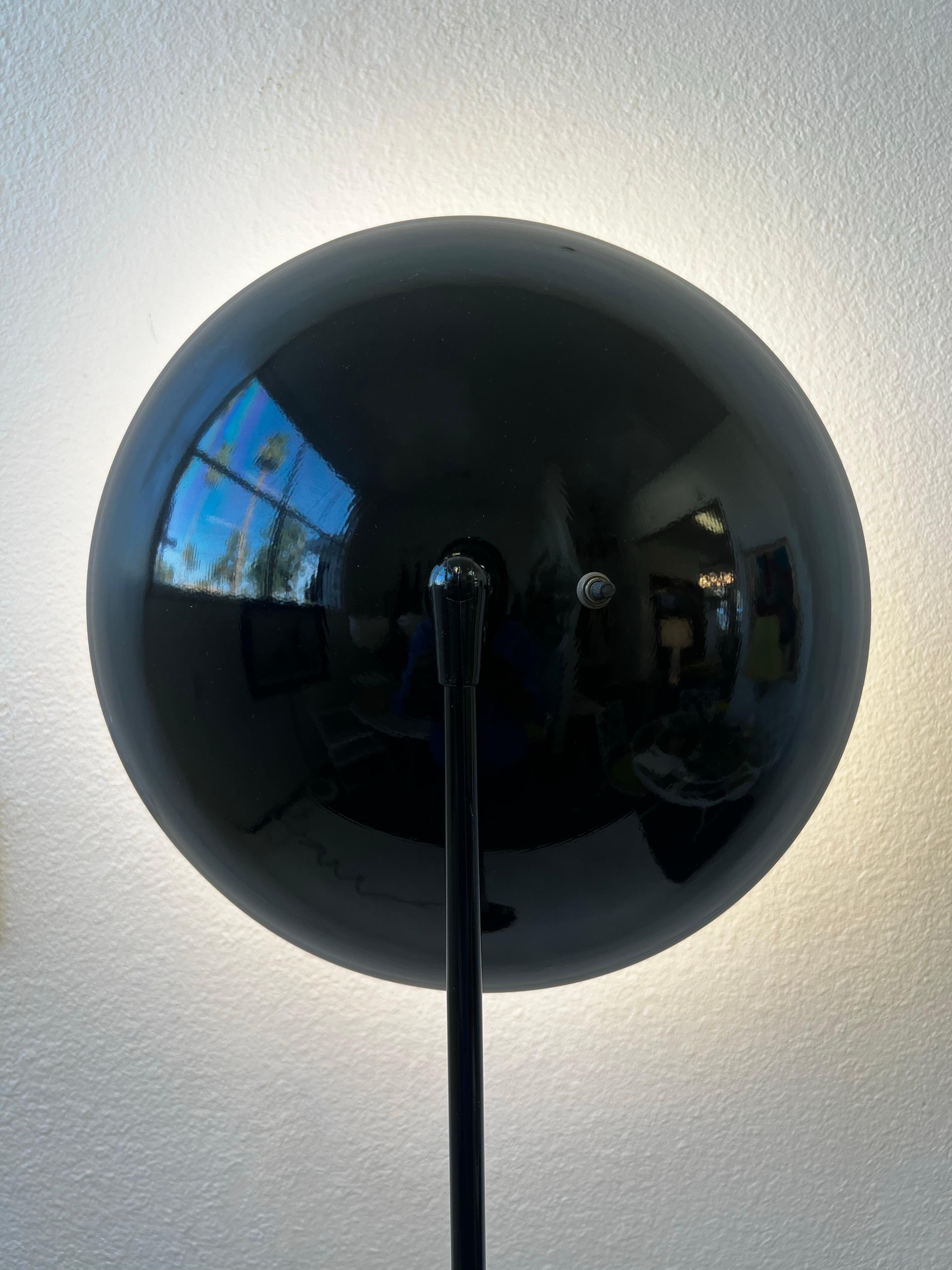 Stehlampe mit schwarzem Schwanenhalsausschnitt von Gerald Thurston  im Angebot 2