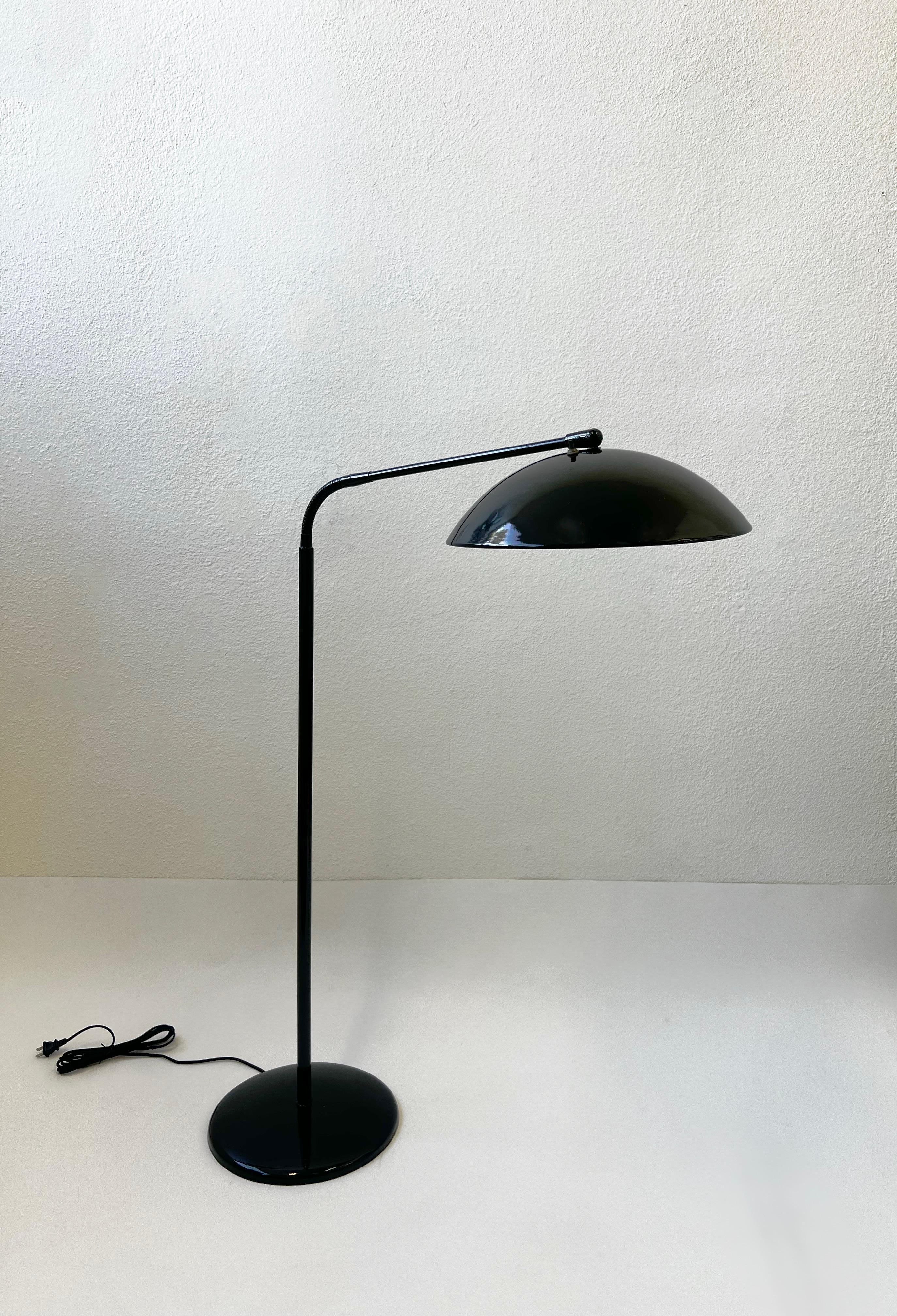 Stehlampe mit schwarzem Schwanenhalsausschnitt von Gerald Thurston  (Handgefertigt) im Angebot