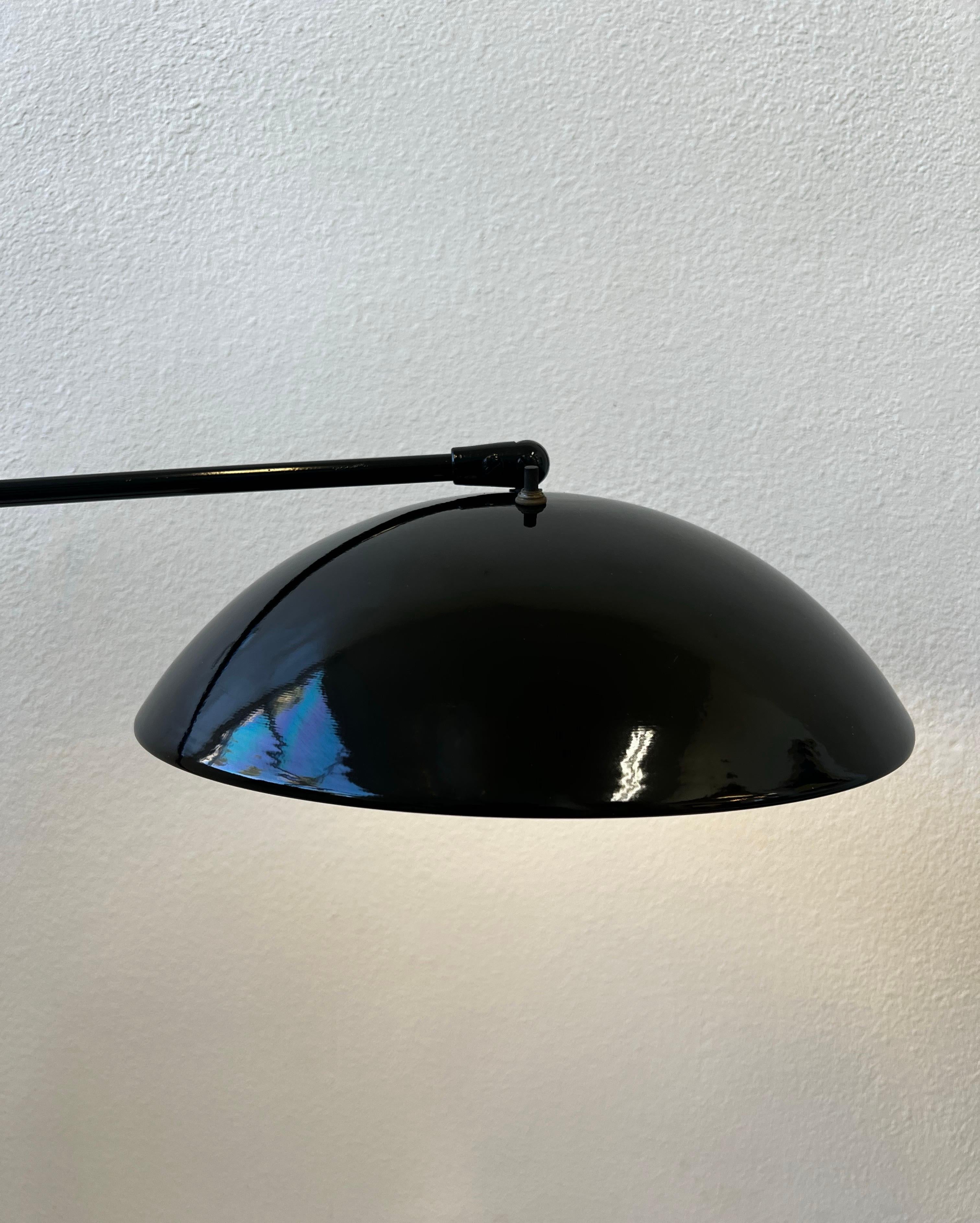 Stehlampe mit schwarzem Schwanenhalsausschnitt von Gerald Thurston  im Angebot 1