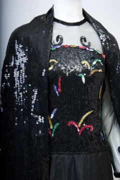 Schwarzes Kleid und Schal mit Multi-Sequin-Besatz