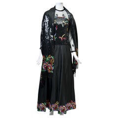 Robe et châle noirs avec garniture multiséquence