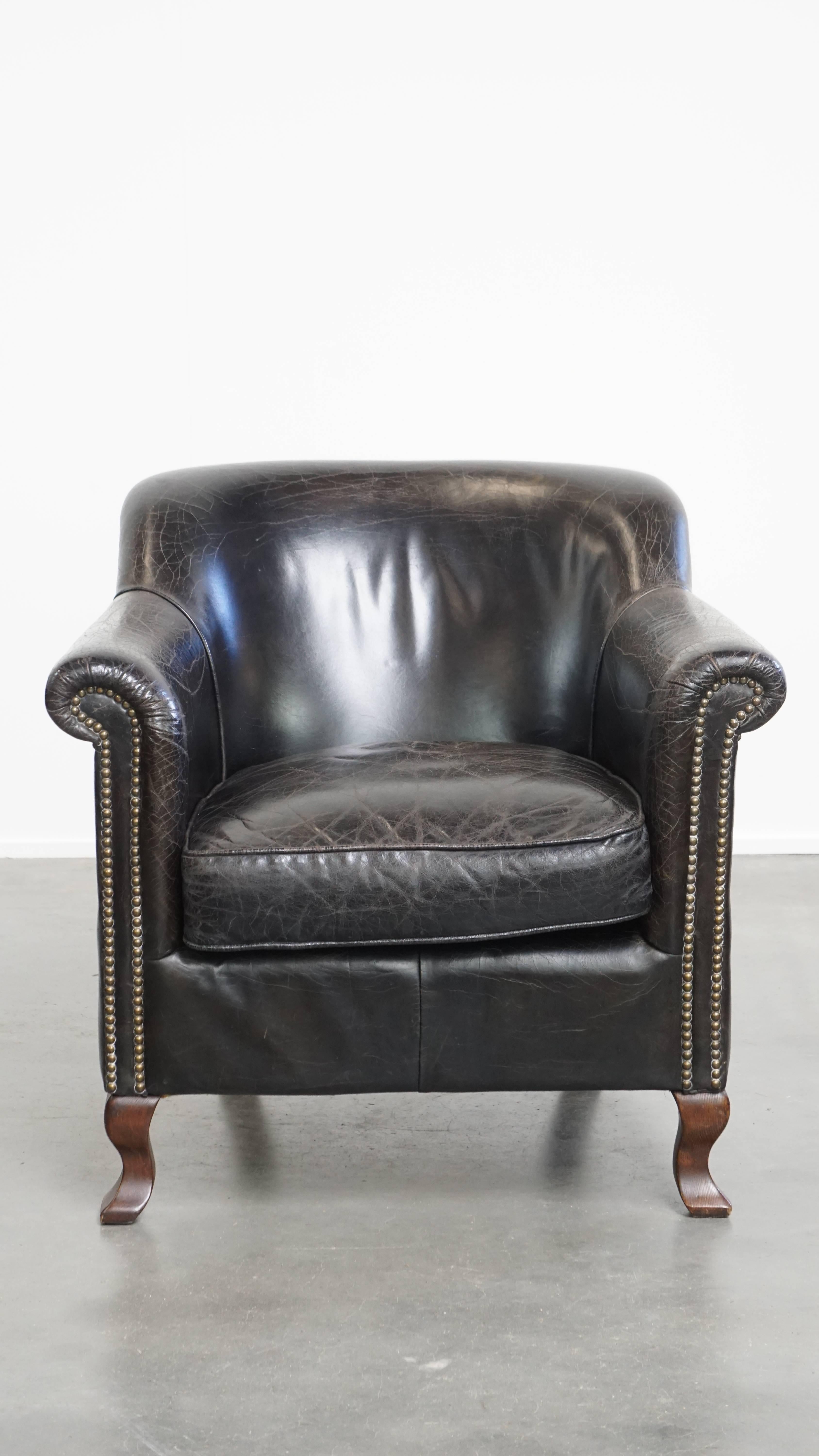 Questa poltrona in pelle di vacchetta nera, robusta e dal design elegante, è in vendita. Questa bellissima poltrona in pelle nera è realizzata in pelle martellata di carattere e presenta linee raffinate. Il suo stile versatile gli permette di