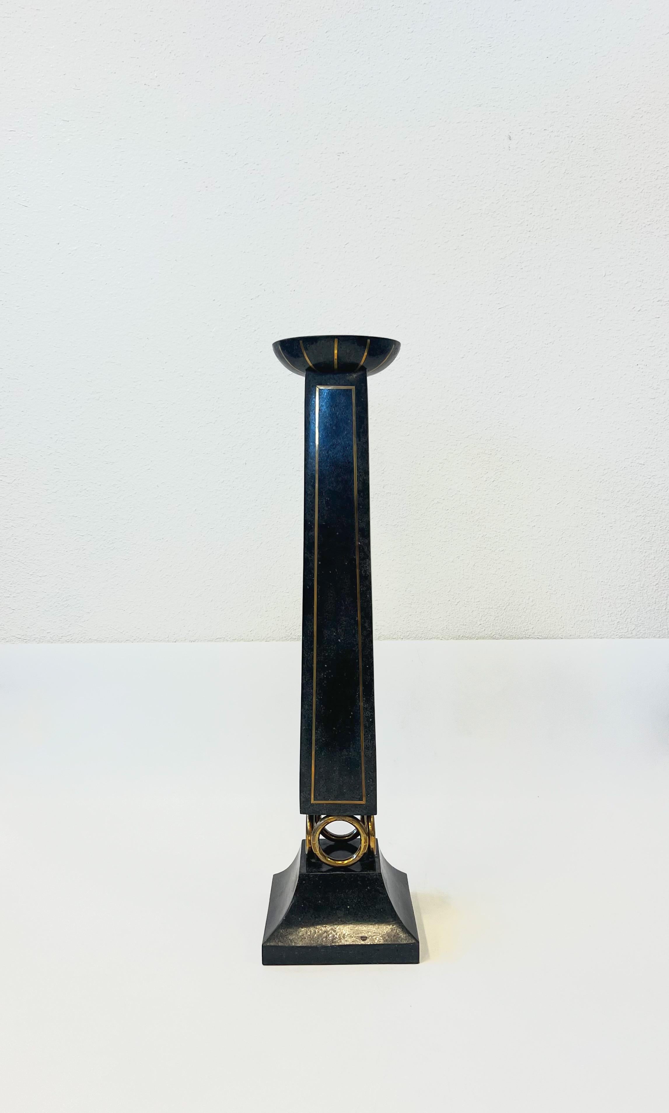 Portacandele a colonna in granito nero di grande fascino degli anni '80 con dettagli in ottone di Maitland Smith. 
Costruito in legno rivestito di granito nero e dettagli in ottone. 
In splendide condizioni vintage, con lievi segni di usura dovuti