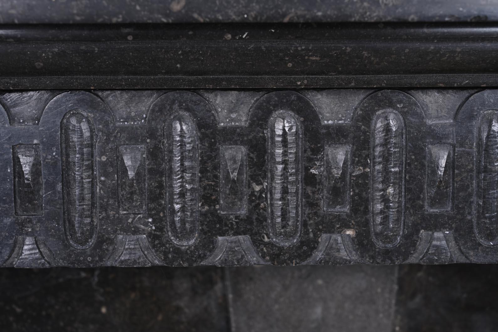Neoegizio Camino in granito nero con figure maschili scolpite - XVIII secolo in vendita