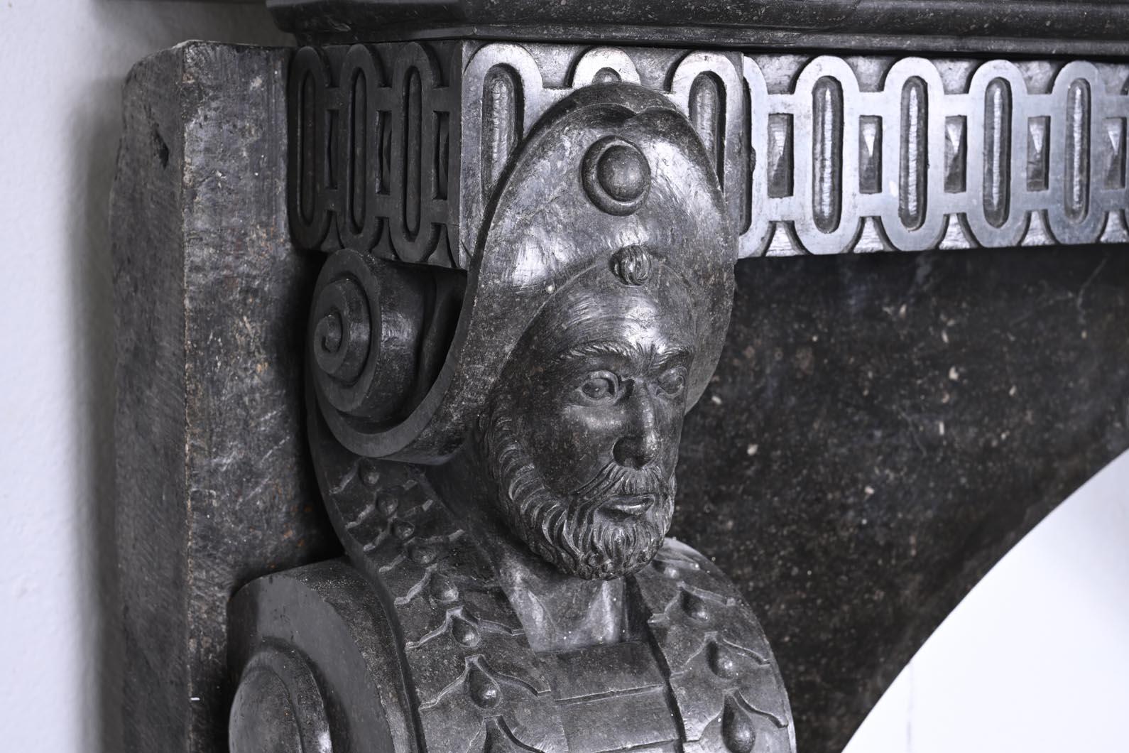 Intagliato a mano Camino in granito nero con figure maschili scolpite - XVIII secolo in vendita