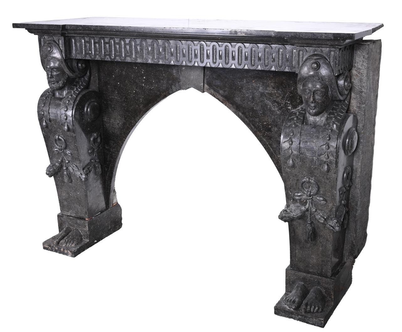 Fino al XVIII secolo Camino in granito nero con figure maschili scolpite - XVIII secolo in vendita