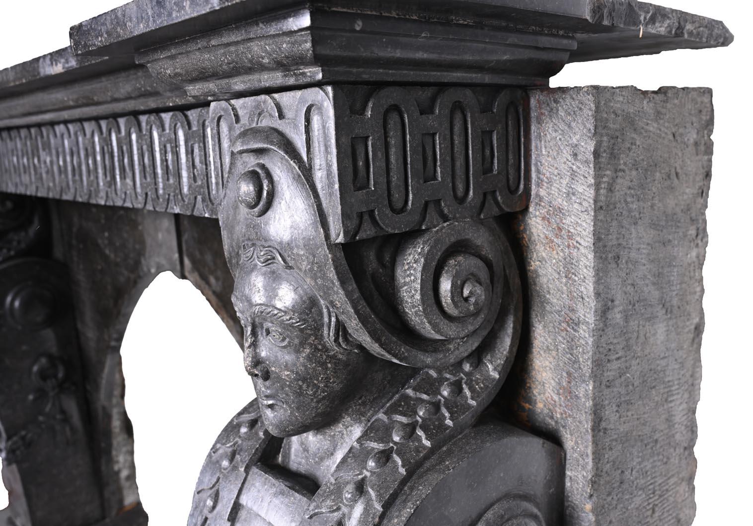 Granito Camino in granito nero con figure maschili scolpite - XVIII secolo in vendita