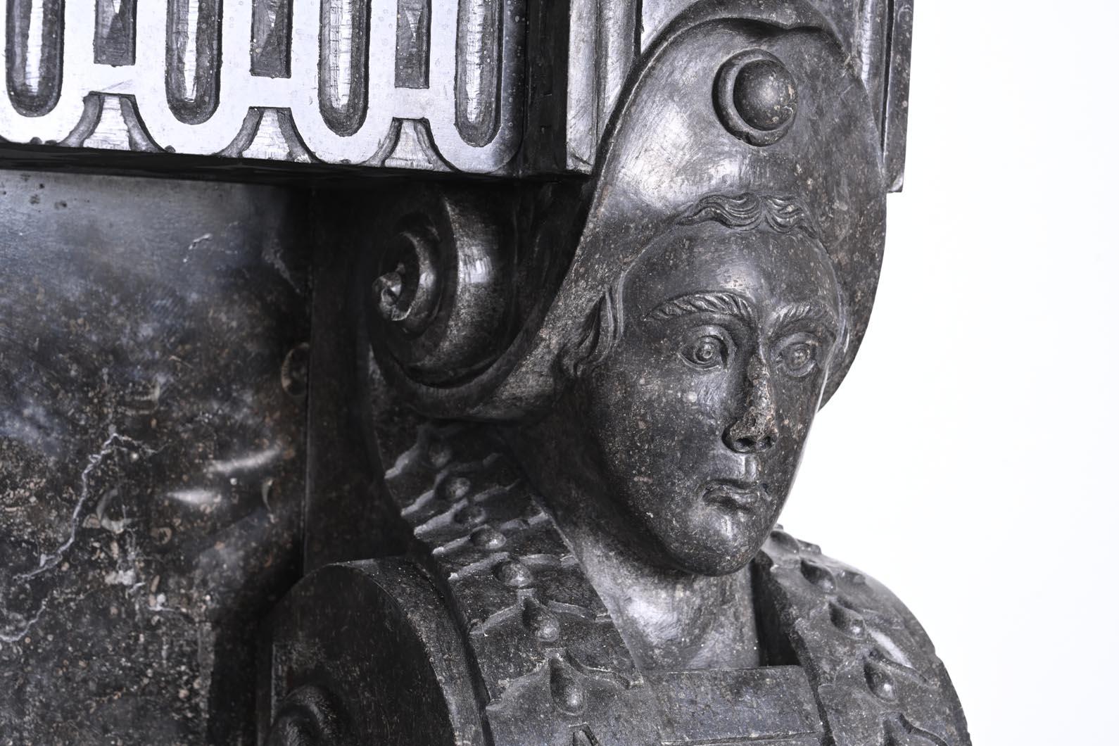Camino in granito nero con figure maschili scolpite - XVIII secolo in vendita 1
