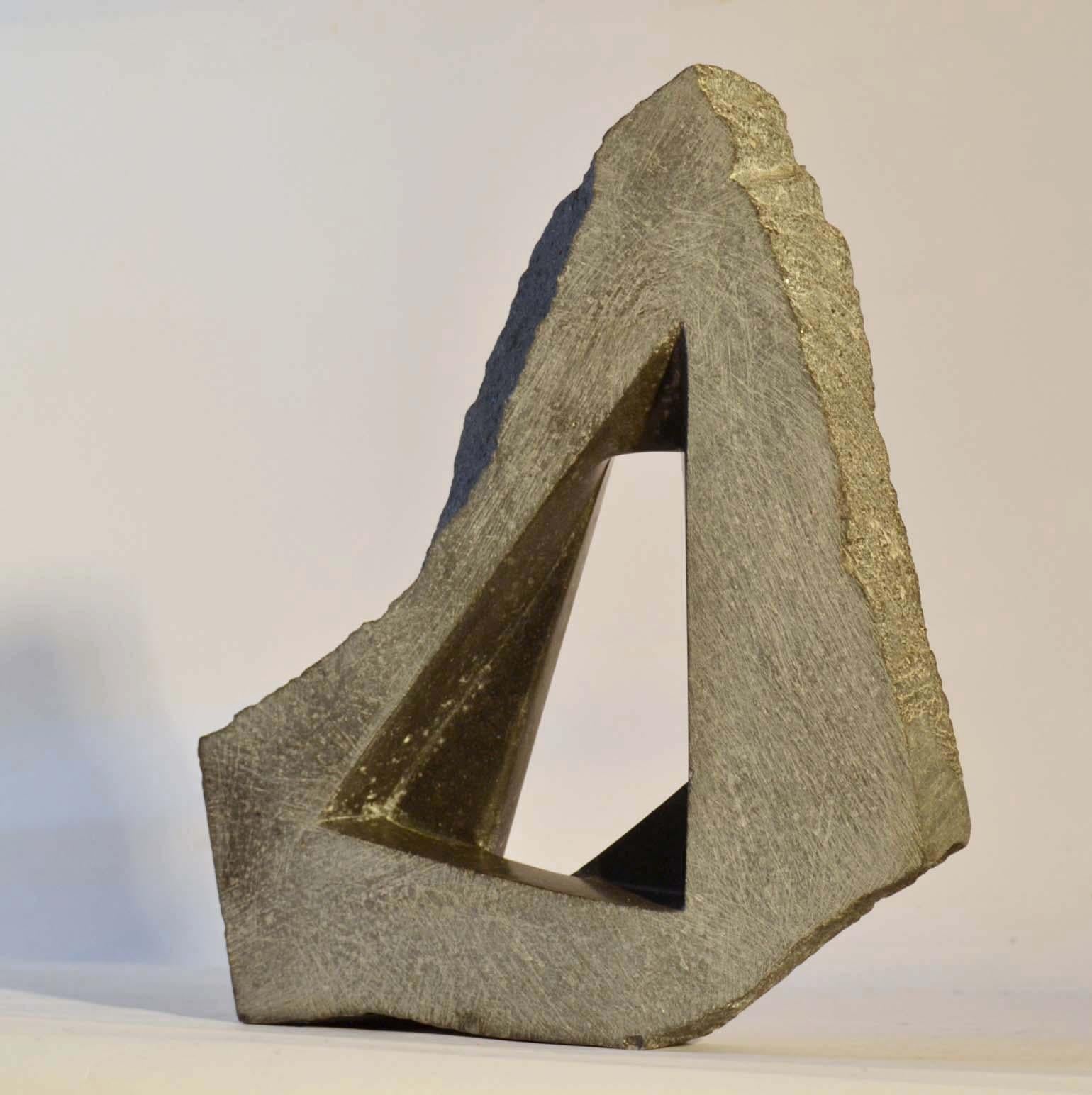 Sculpté à la main Sculpture néerlandaise abstraite géométrique en granit noir en vente