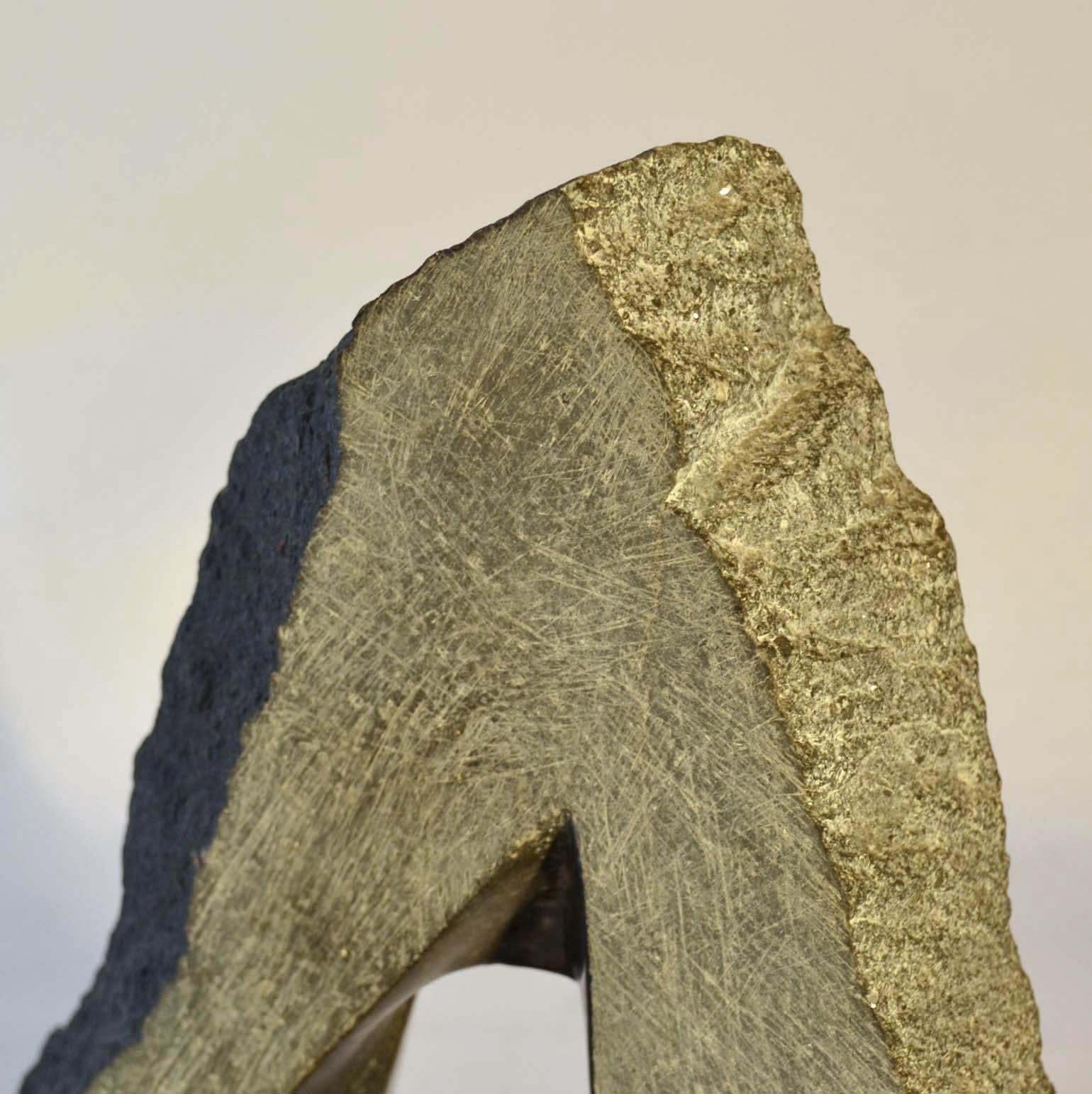 Geometrische abstrakte niederländische Skulptur aus schwarzem Granit (Ende des 20. Jahrhunderts) im Angebot