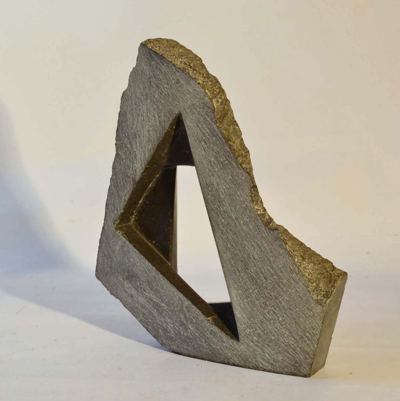 Geometrische abstrakte niederländische Skulptur aus schwarzem Granit im Angebot 1