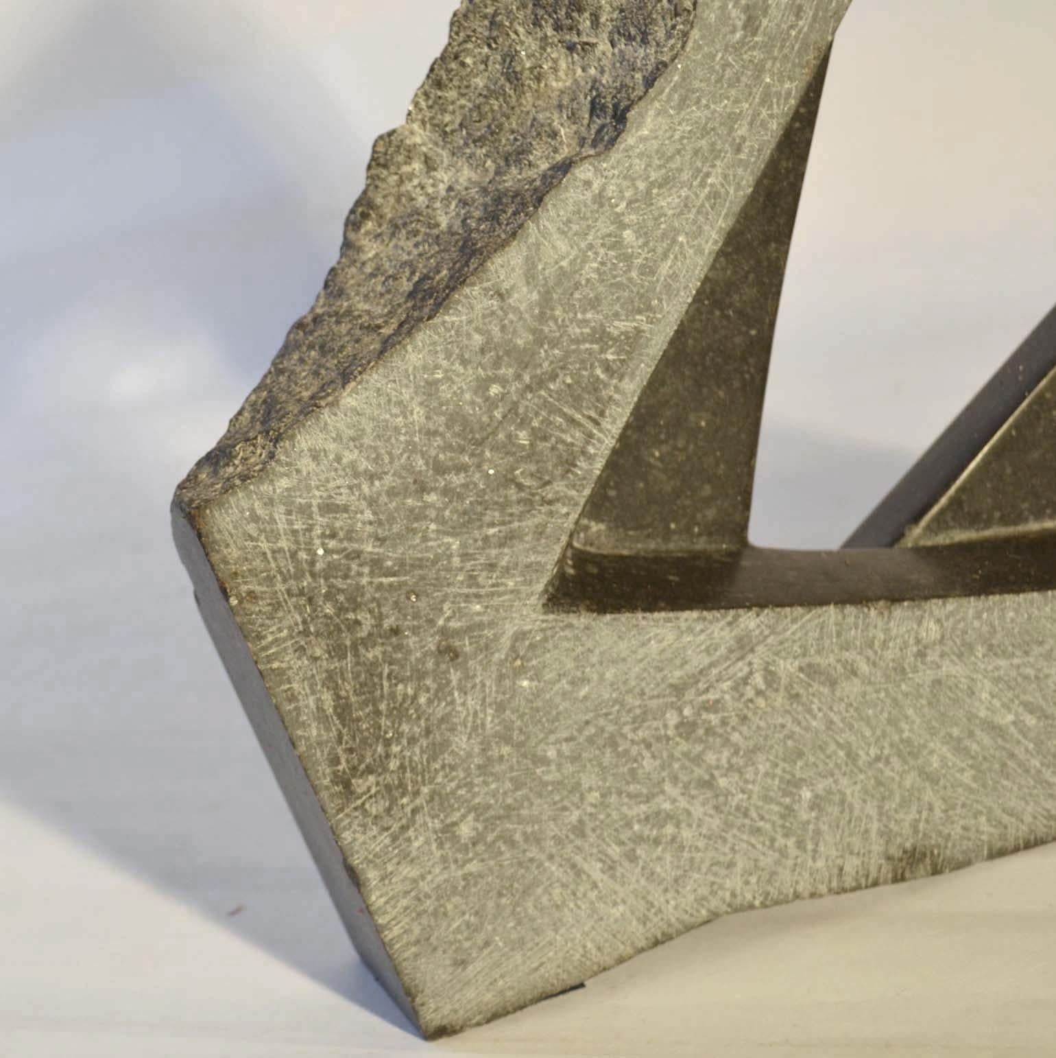 Sculpture néerlandaise abstraite géométrique en granit noir en vente 2