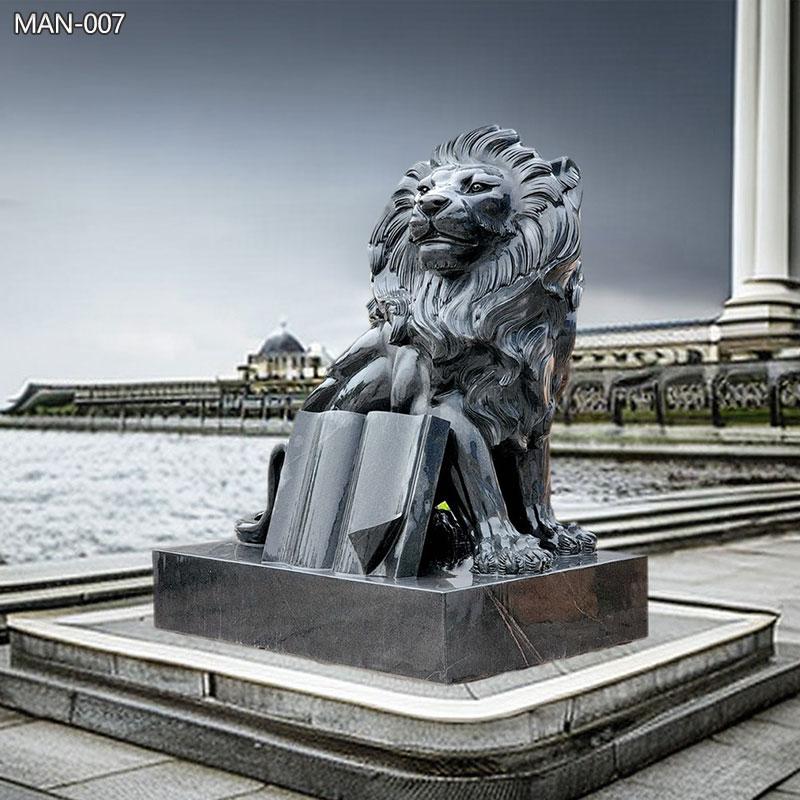Intagliato a mano Leone di granito nero con libro - Statua del guardiano regale in vendita
