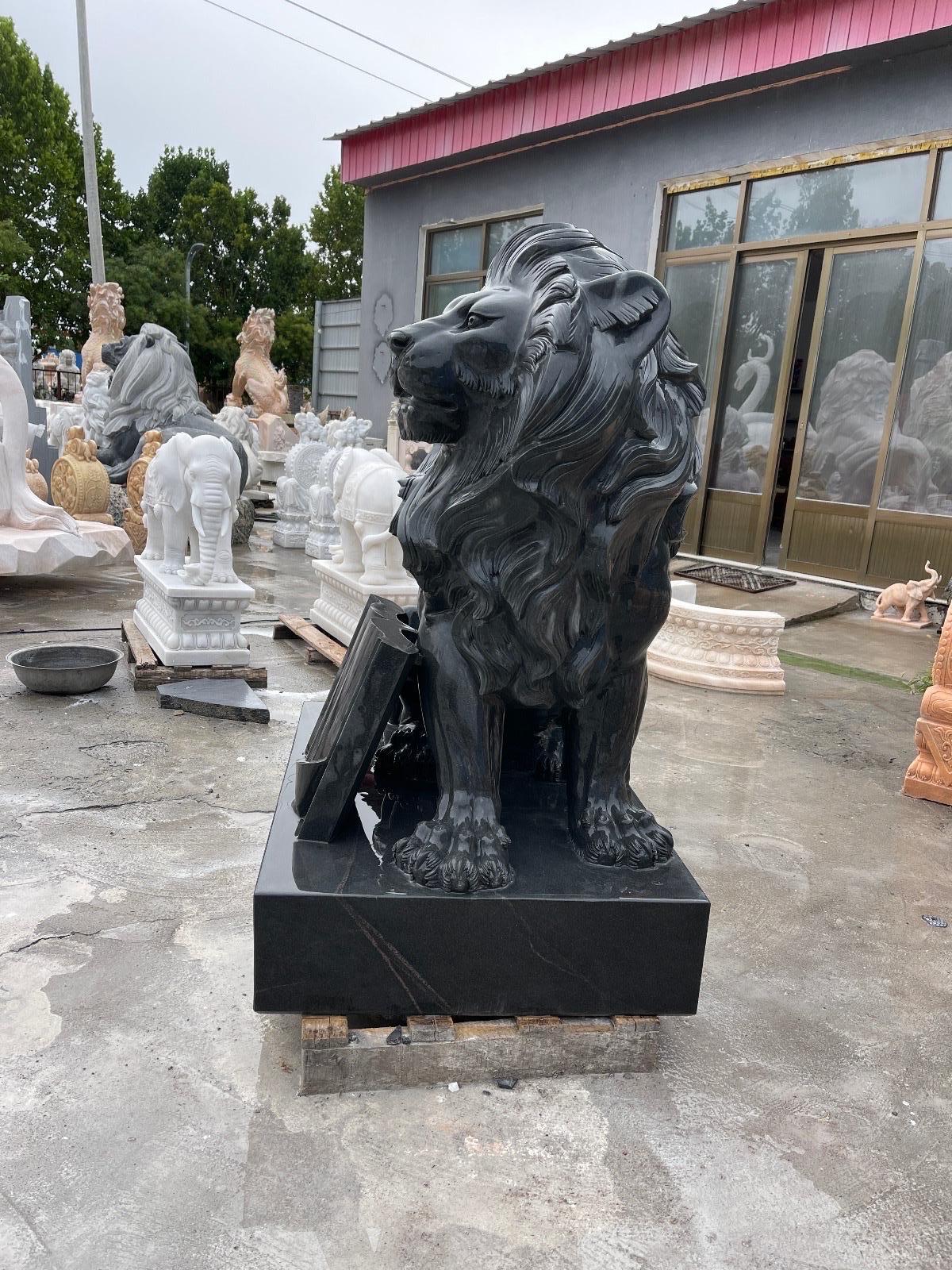 Leone di granito nero con libro - Statua del guardiano regale in vendita 1