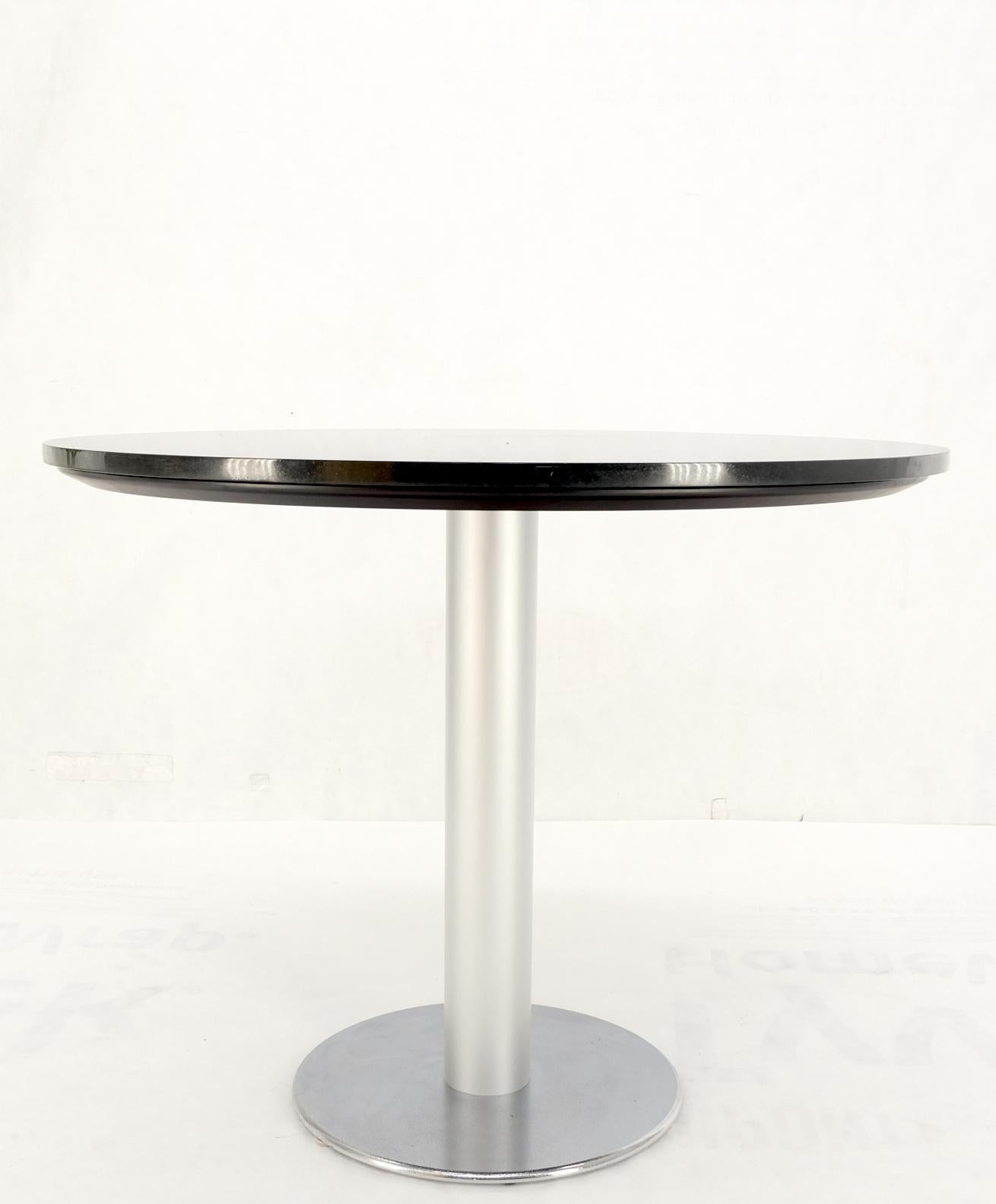 Chrome Table de salle à manger ronde mi-siècle moderne mi-siècle avec plateau en granit noir et base à piédestal en vente