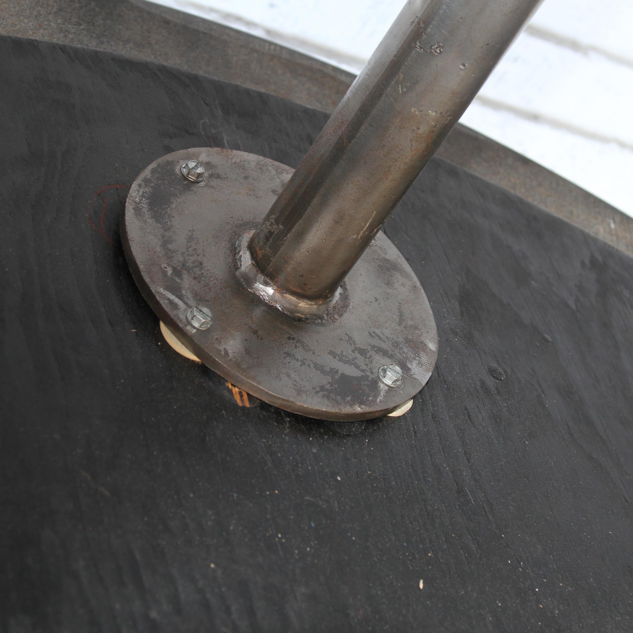 Moderne Table d'entrée Demilune à plateau en granit noir en vente