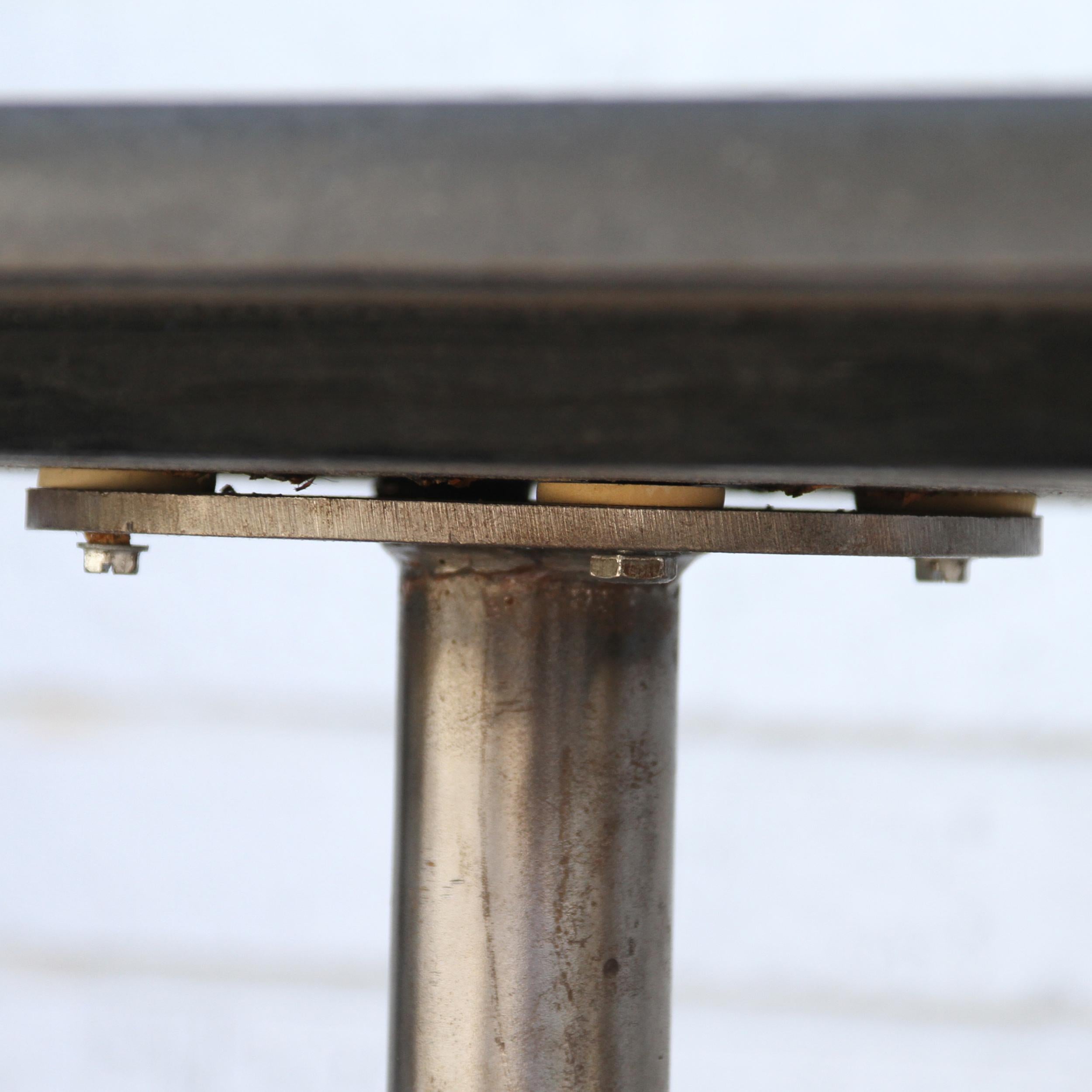 Américain Table d'entrée Demilune à plateau en granit noir en vente
