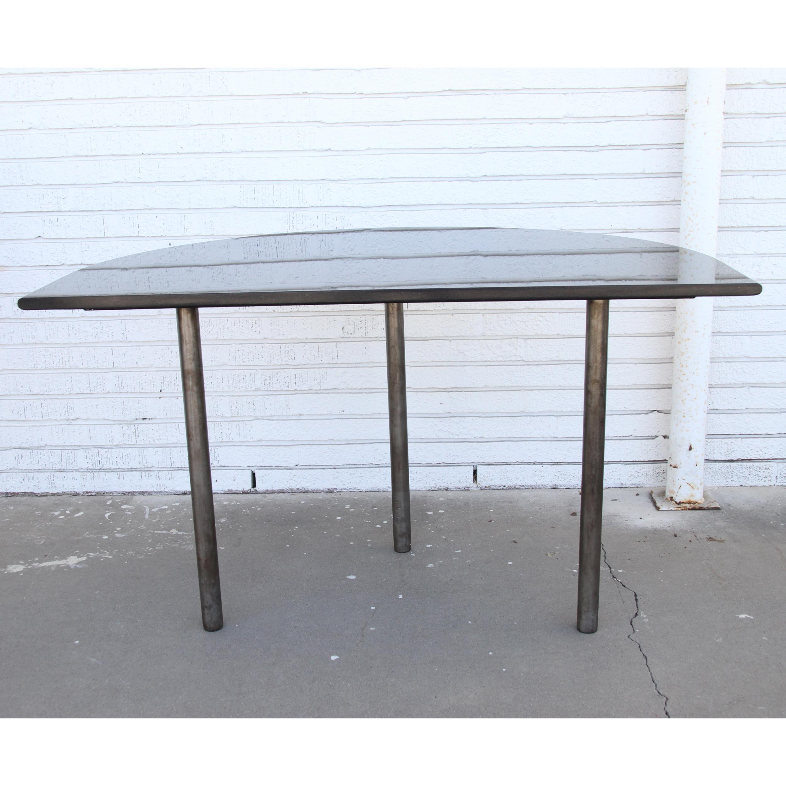20ième siècle Table d'entrée Demilune à plateau en granit noir en vente
