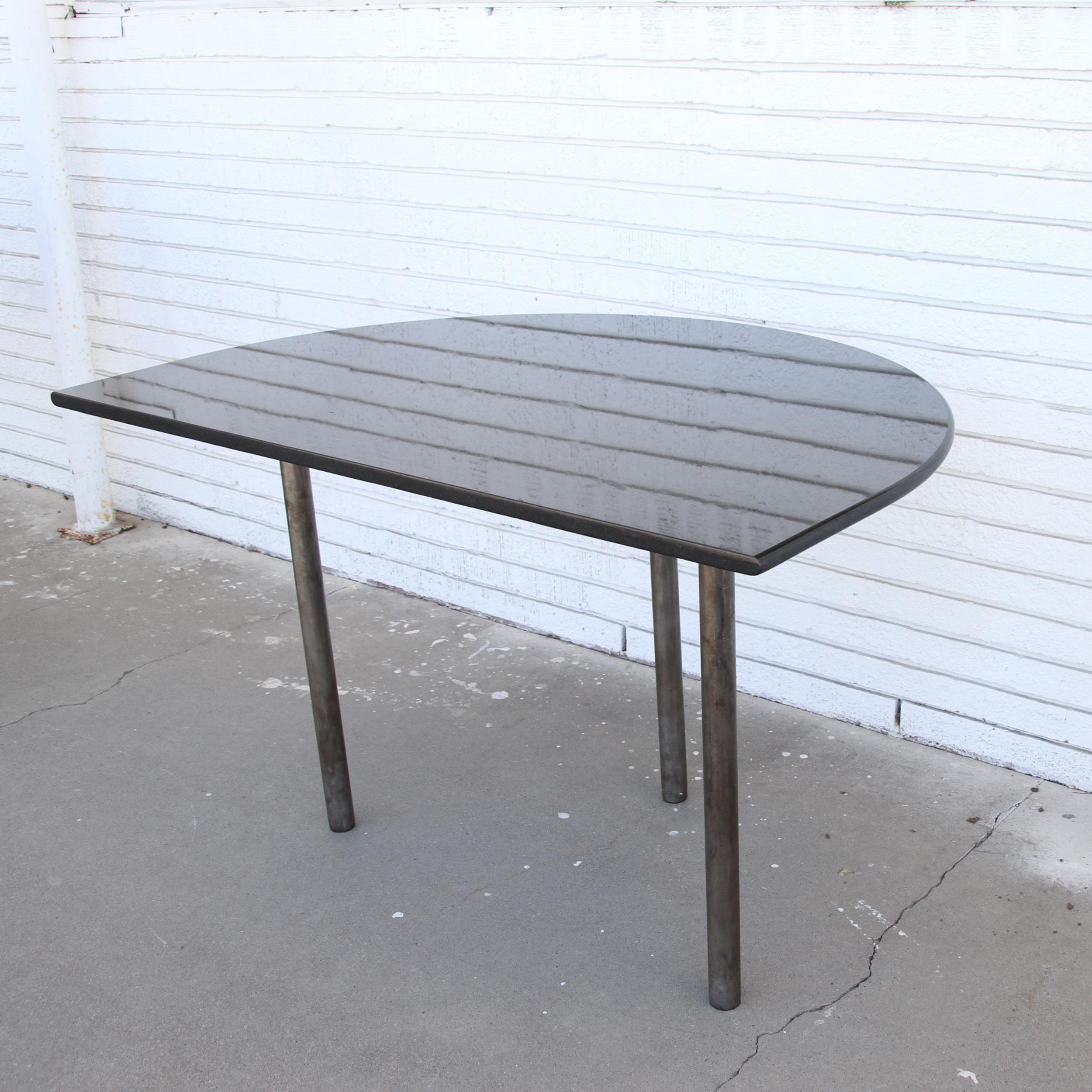 Acier Table d'entrée Demilune à plateau en granit noir en vente