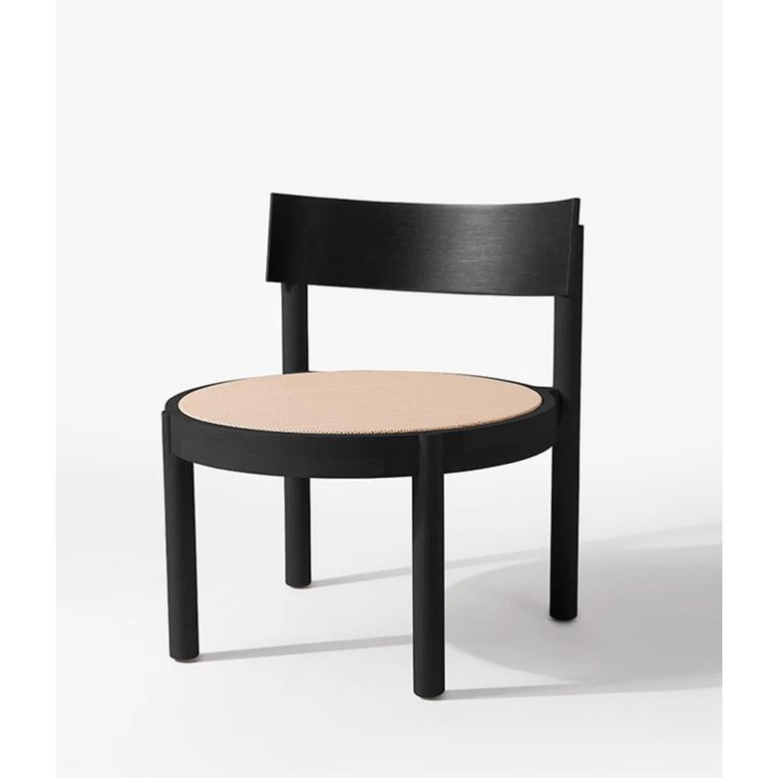 Schwarzer Gravatá Sessel von Wentz
Abmessungen: T 64 x B 60 x H 67 cm
MATERIALIEN: Tauari-Holz, Rohr/Polsterung.
Gewicht: 6,6kg / 14,5 lbs

Die Gravatá-Serie ist eine Synthese unserer Vision von funktionaler und visueller Einfachheit der Möbel. Mit