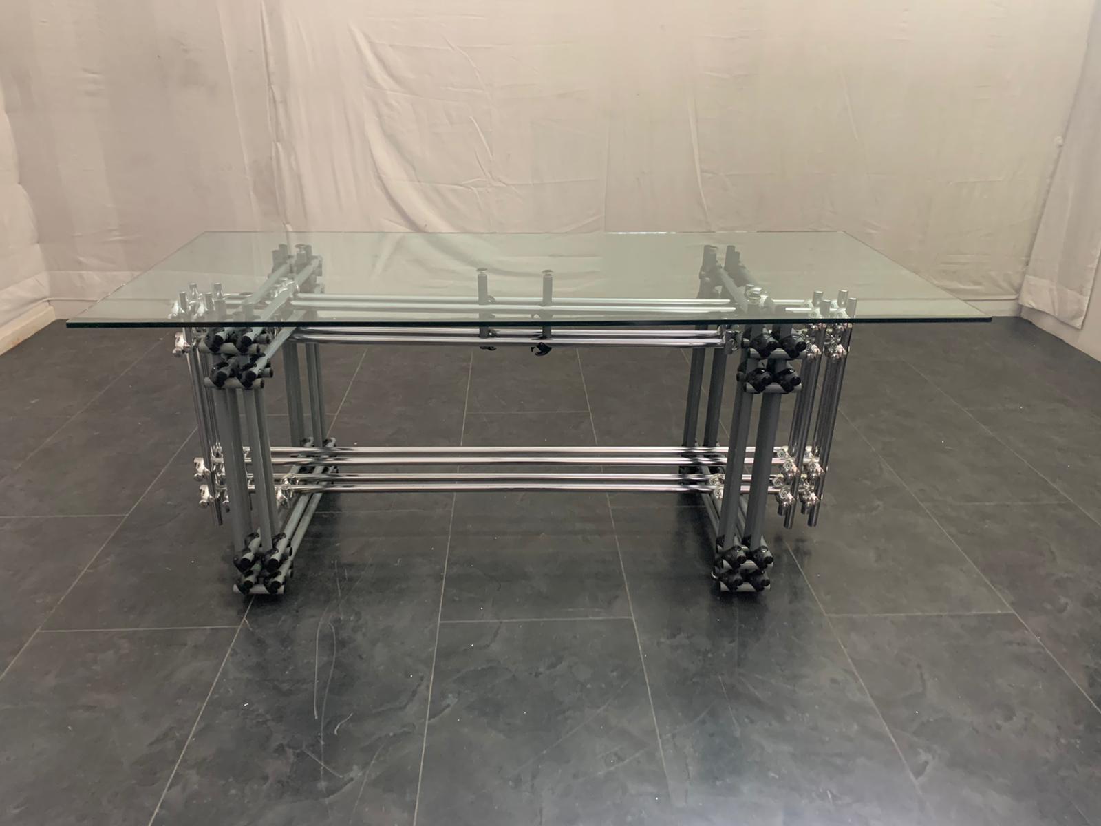 Base for table or desk in chromed steel and painted in gray and black.
- Design and construction complex.
- Pipes tied with fittings in chromed or black painted steel.
- Caps and screws with similar materials and colors.
- On the screw holder