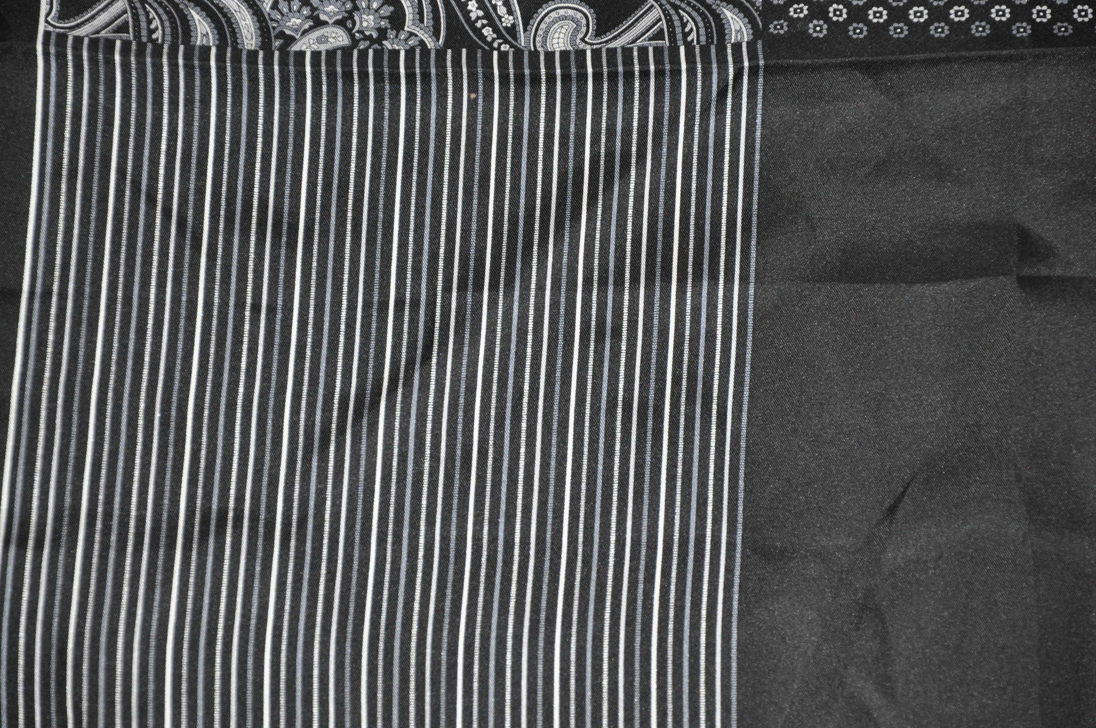 Schwarzes & graues „Four Frame“ Seidenhandtaschentuch mit handgerollten Rändern in Schwarz & Grau für Damen oder Herren im Angebot