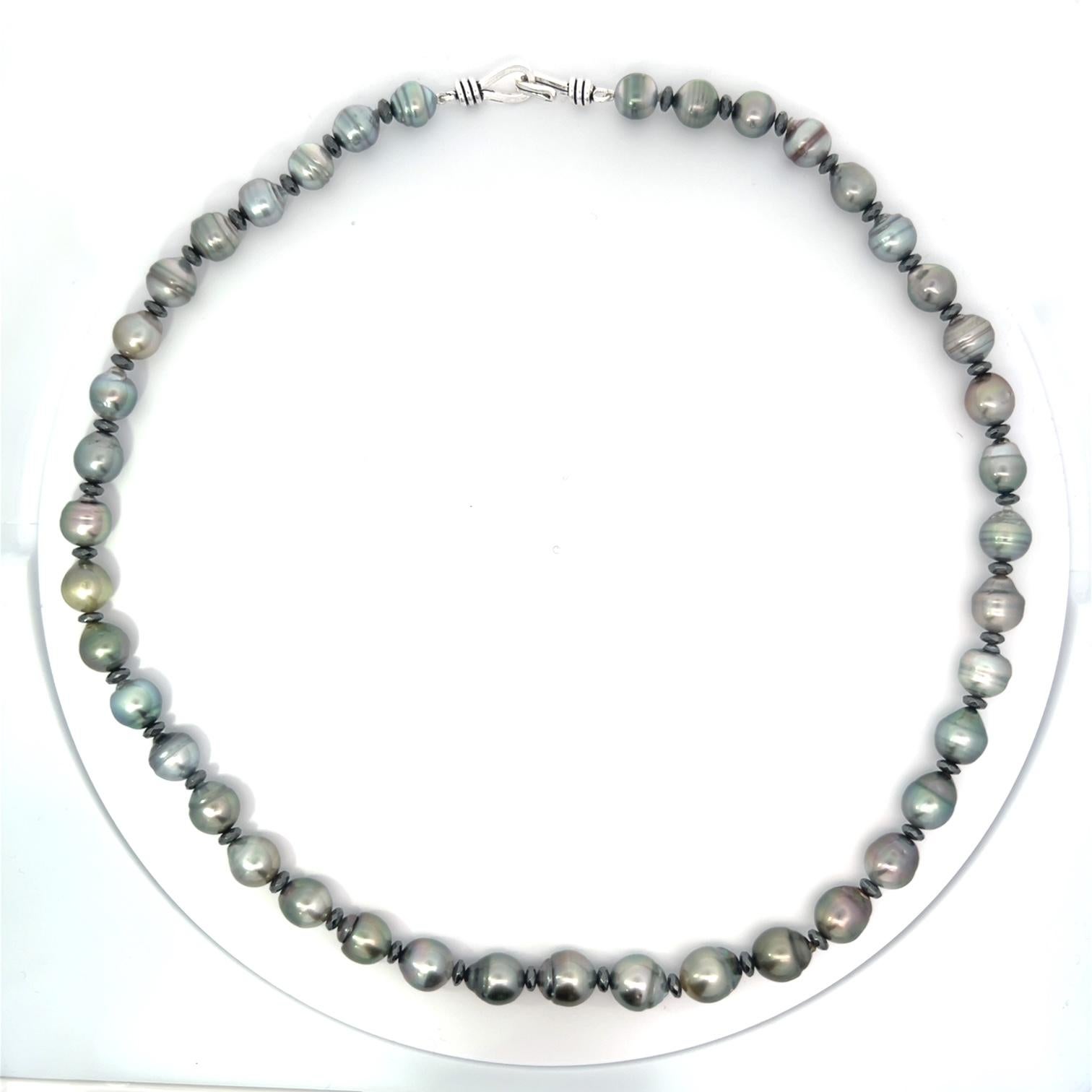 Fai colpo con questa collana di perle di Tahiti barocche grigio/nere ed ematite da 21 pollici, una fusione sorprendente di eleganza naturale e stile contemporaneo. Caratterizzate da lucenti perle di Tahiti barocche in accattivanti tonalità di grigio