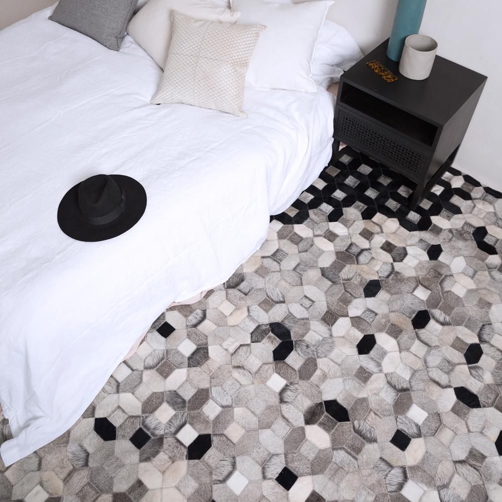 Repleto de color, este nuevo lanzamiento de nuestra línea Alta aportará carisma y sofisticación a tu interior. El negro se combina con tonos grises naturales para crear un aspecto único, ¡garantizado para refrescar y revivir tu interior!

La gama