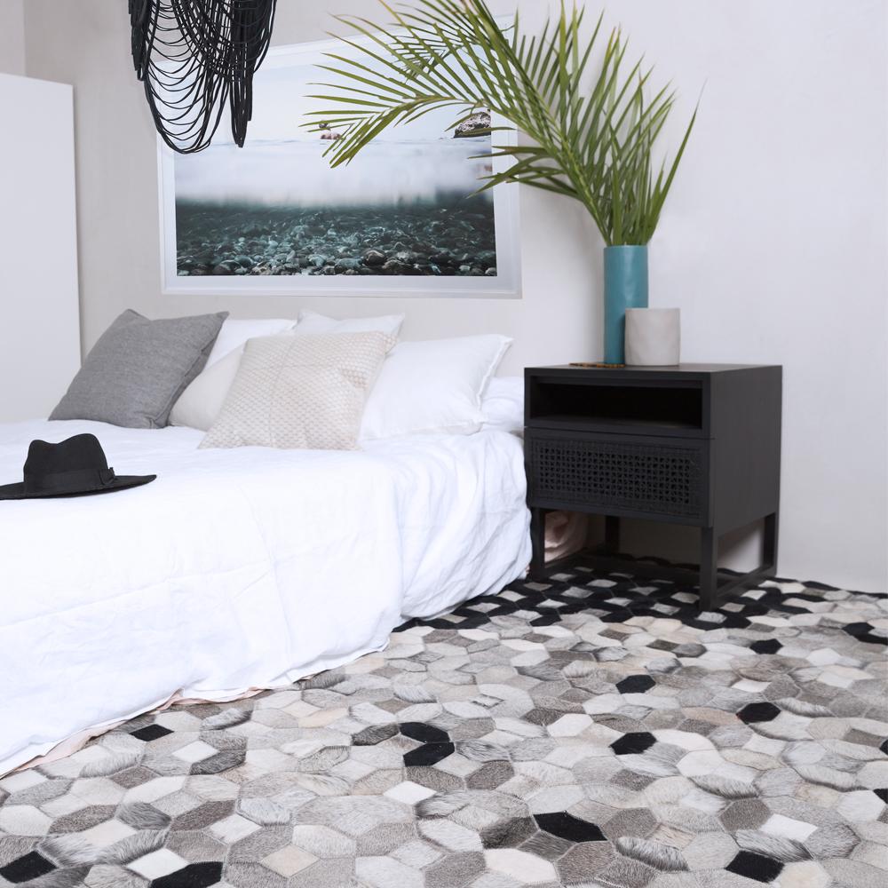 Schwarzer, grauer Trellis-Kuhfell-Bodenteppich XX-Large aus Mosaik (Moderne) im Angebot