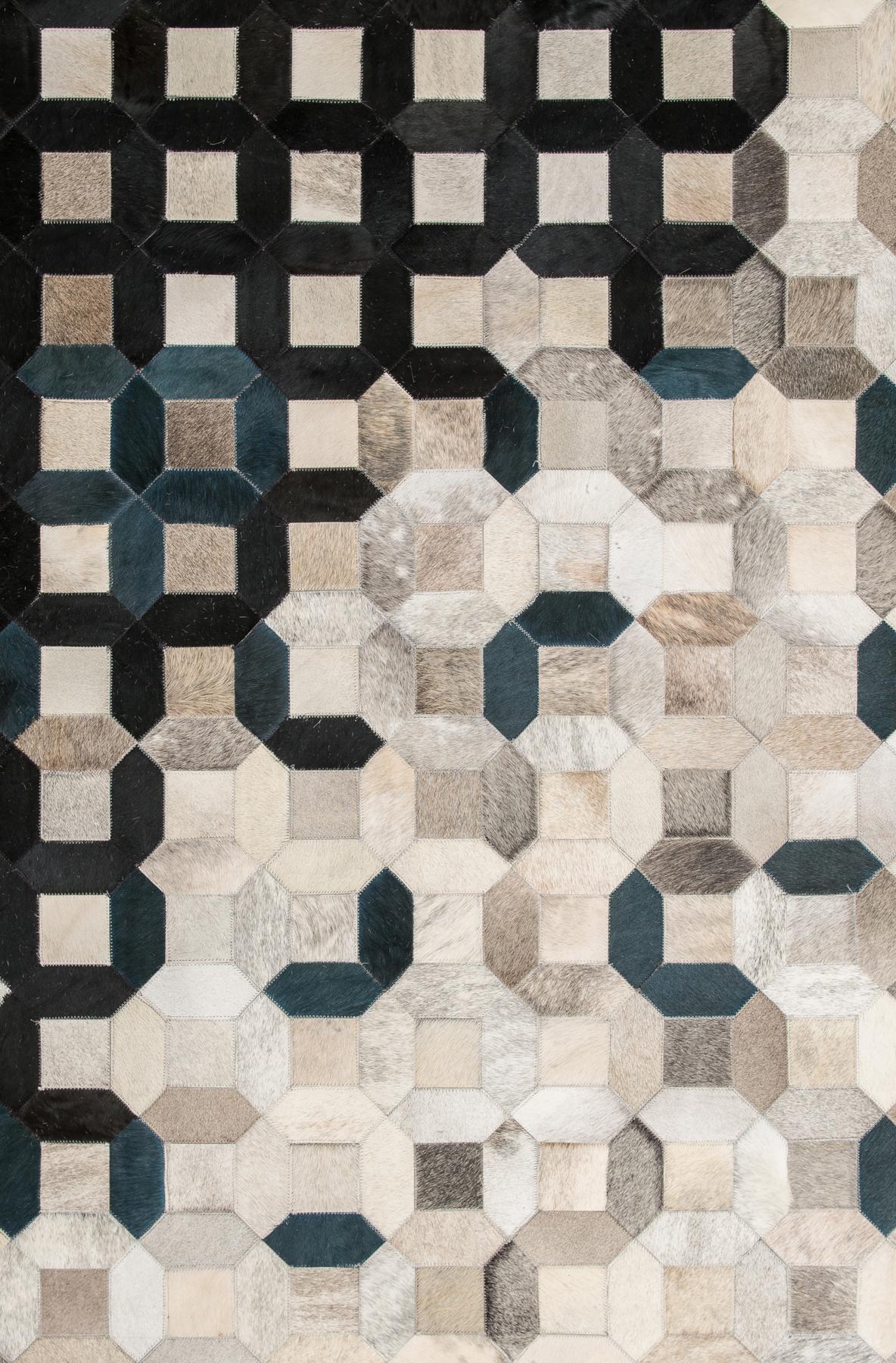 Schwarzer, grauer Trellis-Kuhfell-Bodenteppich XX-Large aus Mosaik (21. Jahrhundert und zeitgenössisch) im Angebot