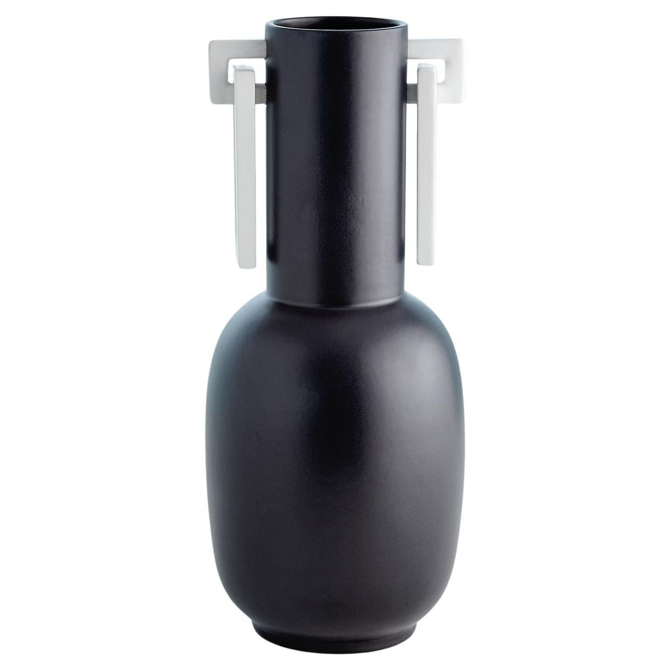 Vase grec en céramique portugaise noire mate 
Équipé de poignées angulaires revêtues de poudre blanche.
Source : Martyn Lawrence Bullard
 

