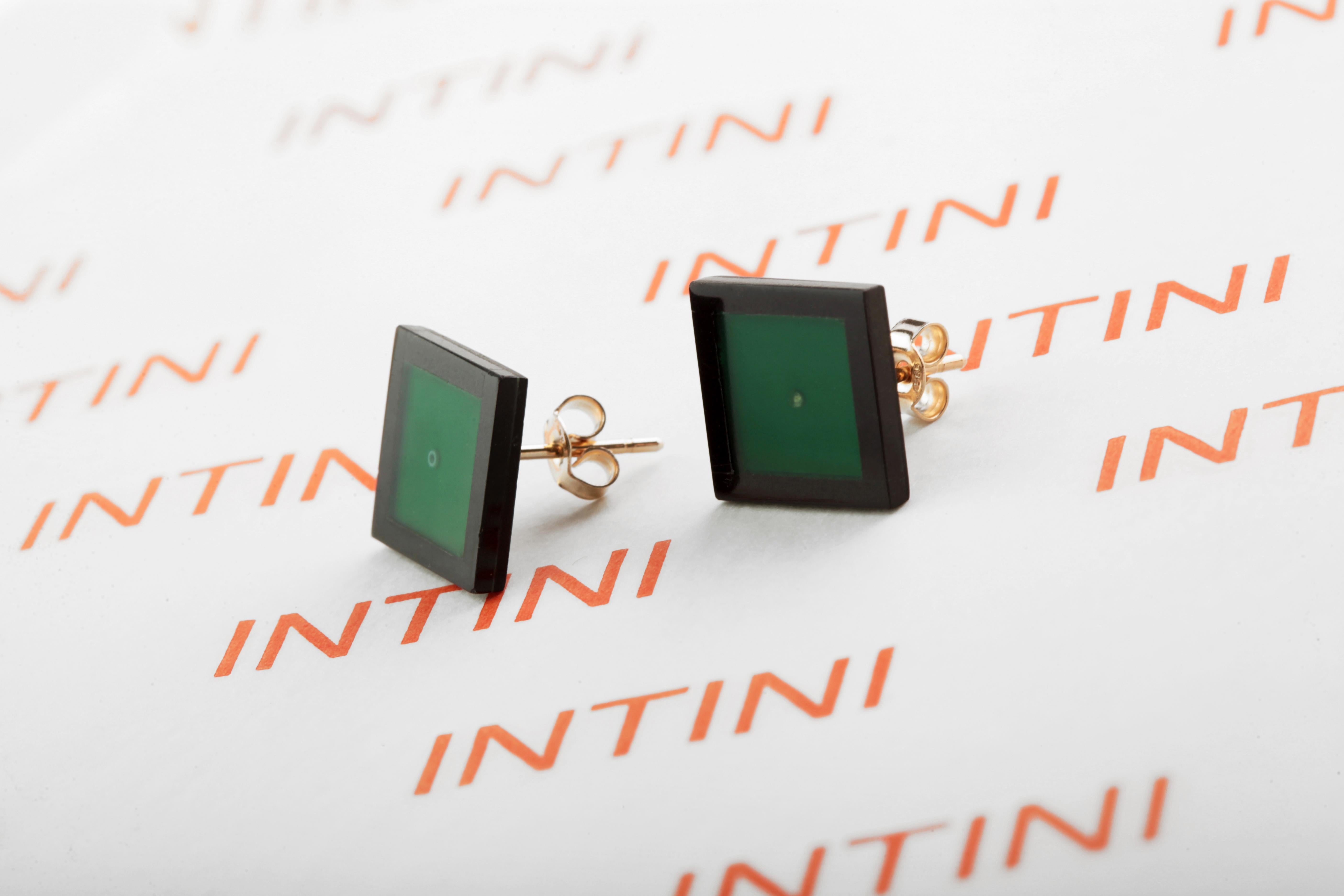 Rétro Clous d'oreilles carrés géométriques modernes et chics en or 14 carats avec agate noire et verte en vente