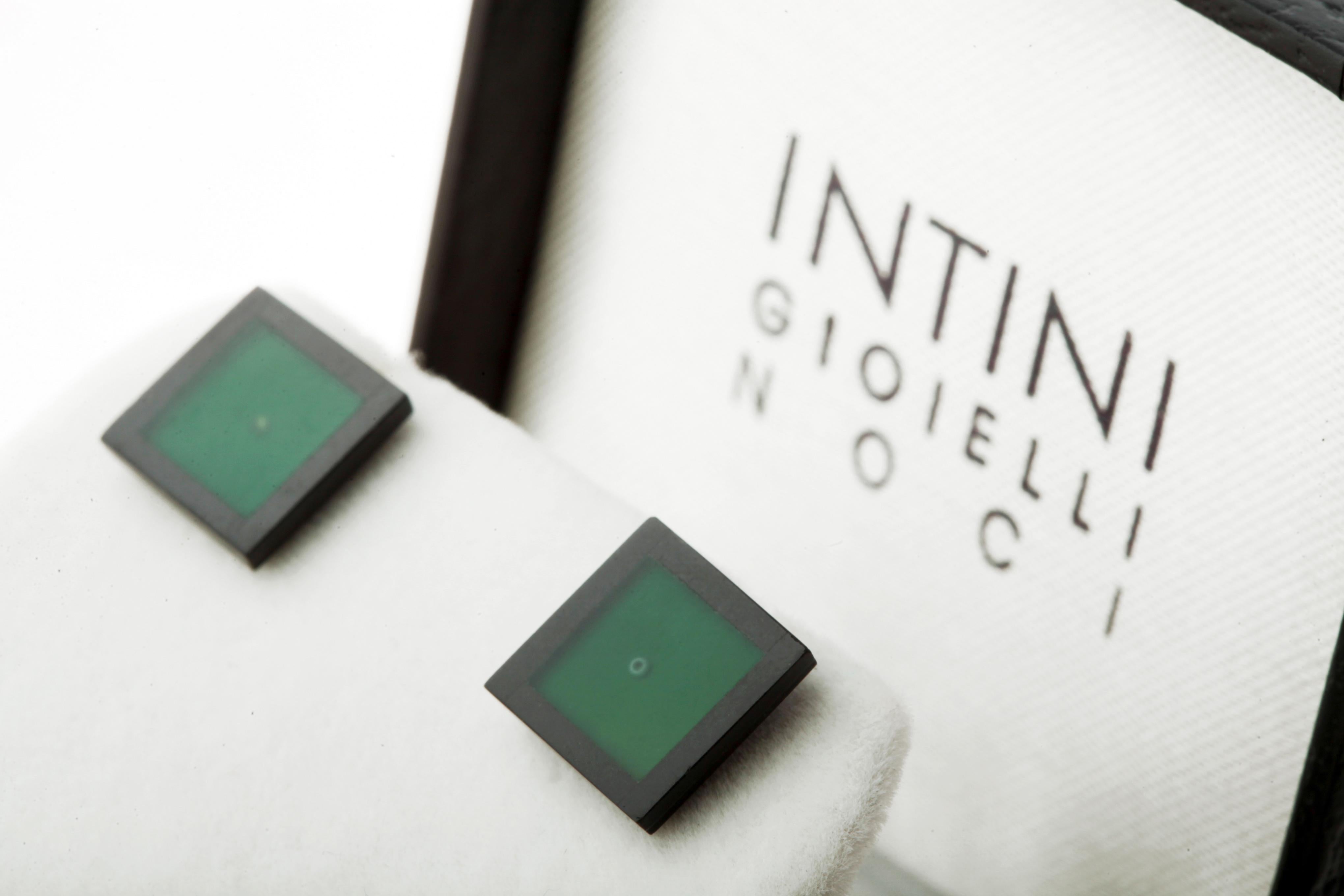 Straordinari e splendidi orecchini con perno in agata nera e verde. Quadrati colorati intagliati che evocano la gioielleria artigianale italiana. Gioiello geometrico moderno e chic.

Pulisce e stabilizza l'aura, eliminando e trasformando la