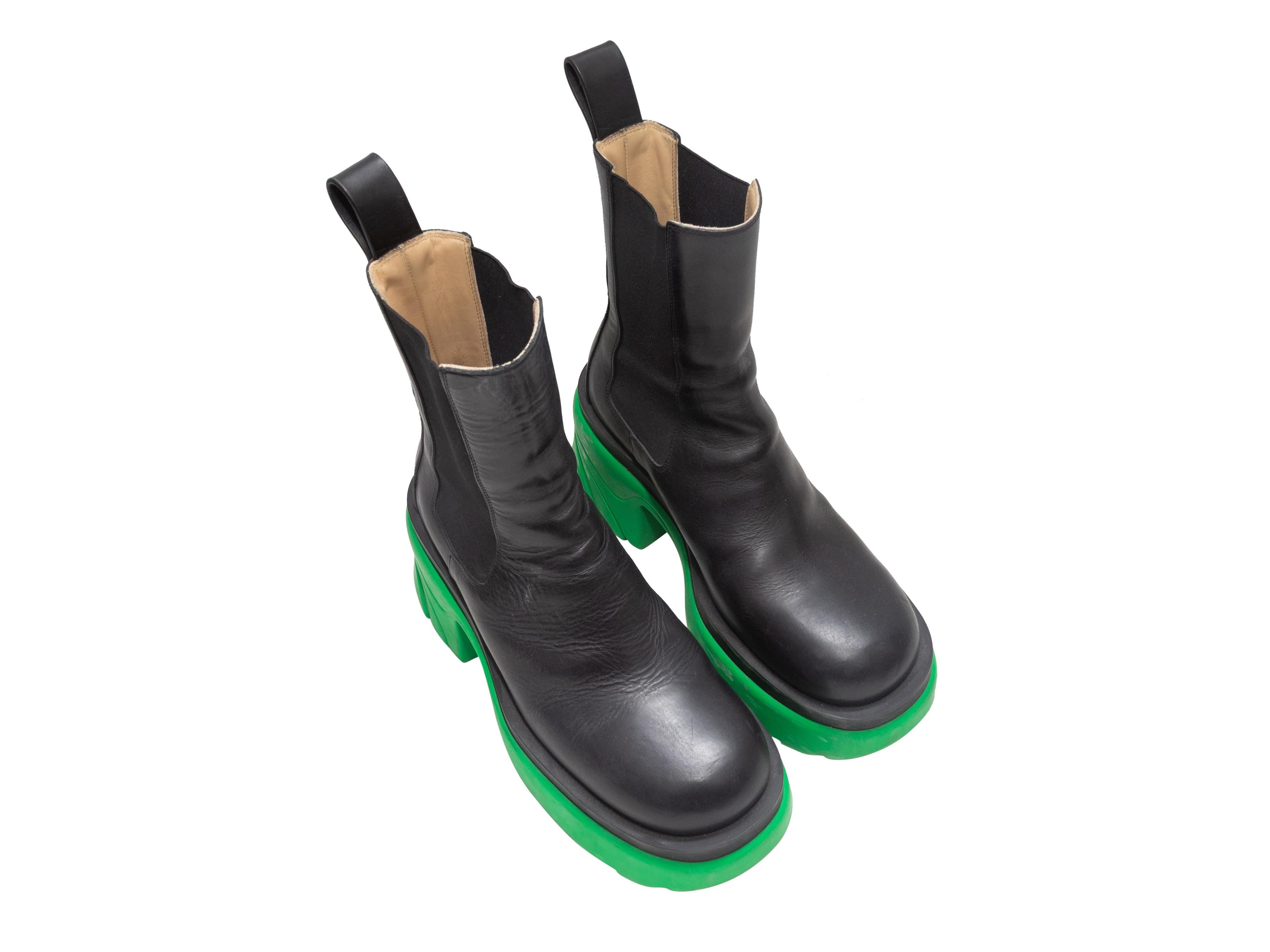 Stivali con tacco a metà polpaccio in pelle nera di Bottega Veneta. Bordi elasticizzati ai lati. Suola in gomma verde. Altezza del gambo 6,75