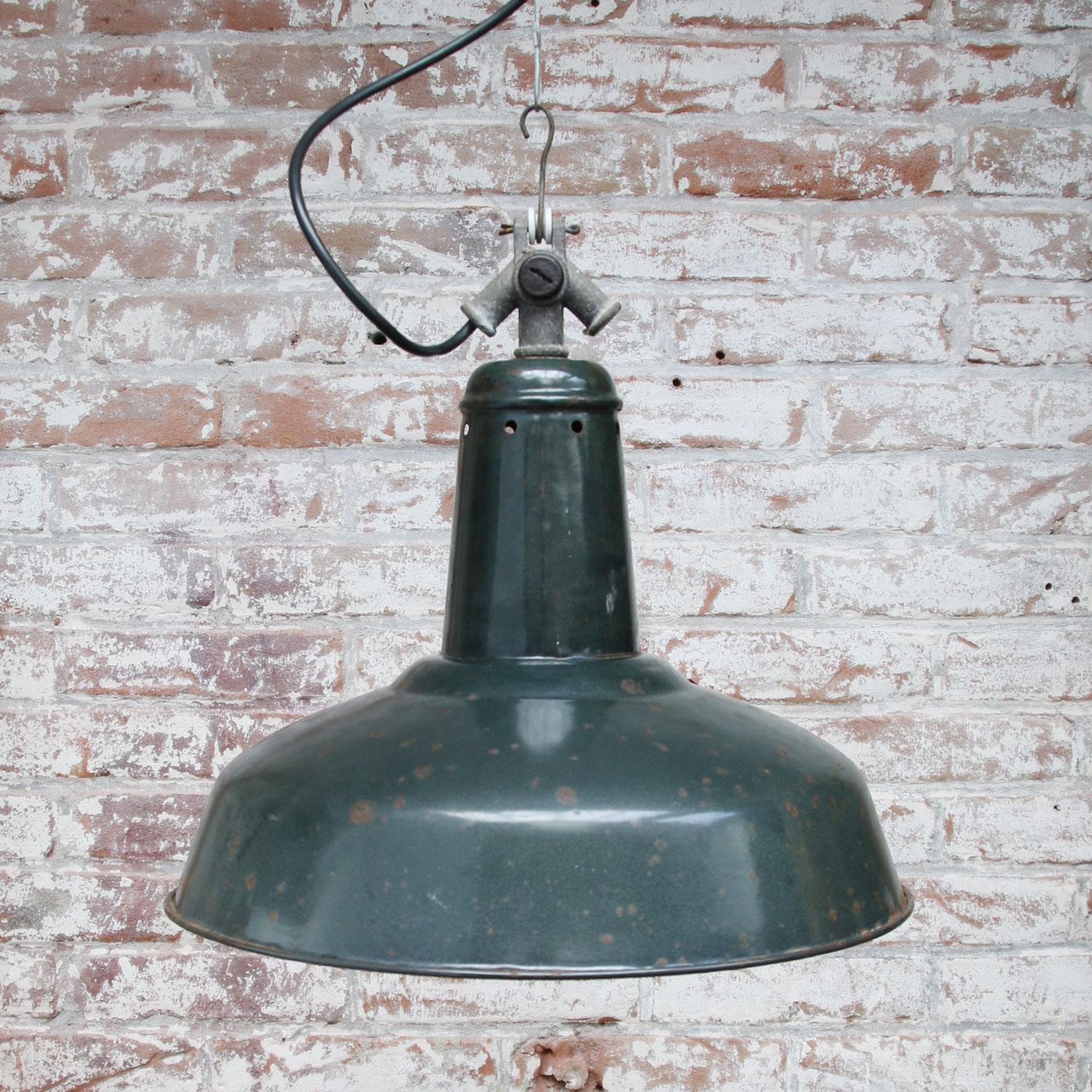 Black Green Enamel Vintage Industrial Pendant Light In Good Condition For Sale In Amsterdam, NL