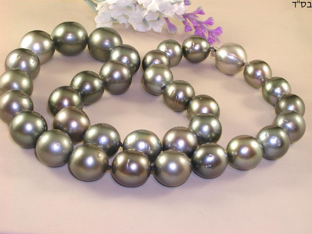 Black Green Grey Tahiti Pearls
33 Pearls
Length: 47.0 cm
Width: smallest pearl 1.1 cm - biggest pearl 1.4cm
All our jewellery comes with a certificate appraisal and 5 years guarantee  
Please take a look at my other pieces of jewellery and watches