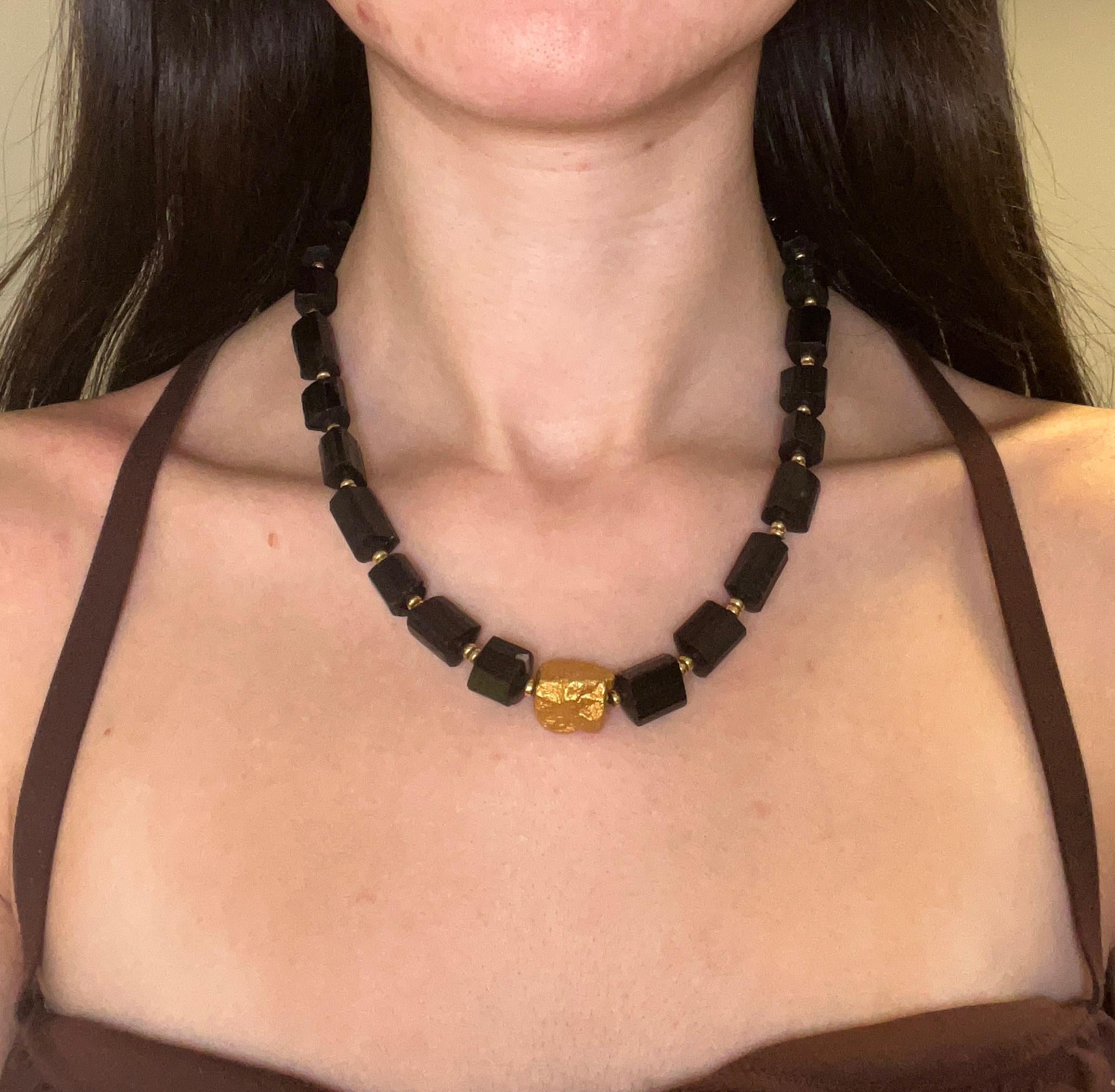 Collana con tormalina nera/verde e perline d'oro in vendita 2