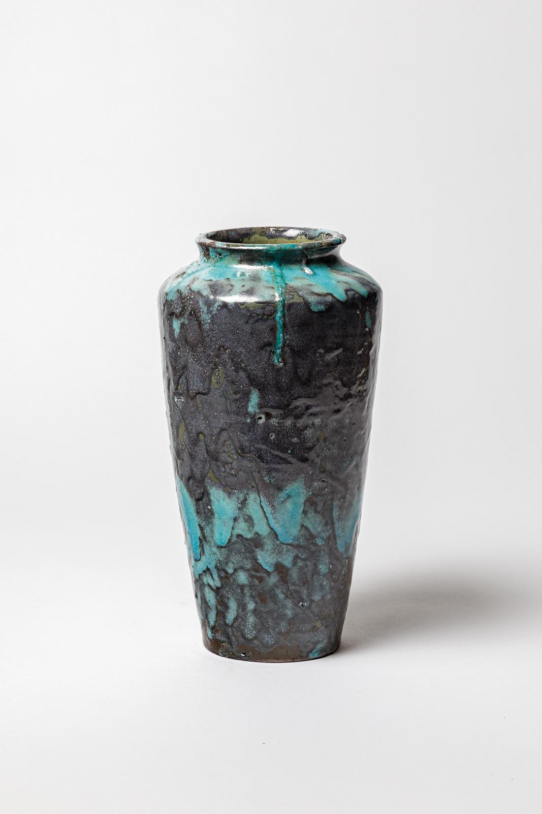 Vaso in ceramica smaltata nera e blu di Eugène Lion. 
Firma dell'artista sotto la base. 
Circa 1920.
Pezzo unico.
H. : 12 x 6,3 pollici.
