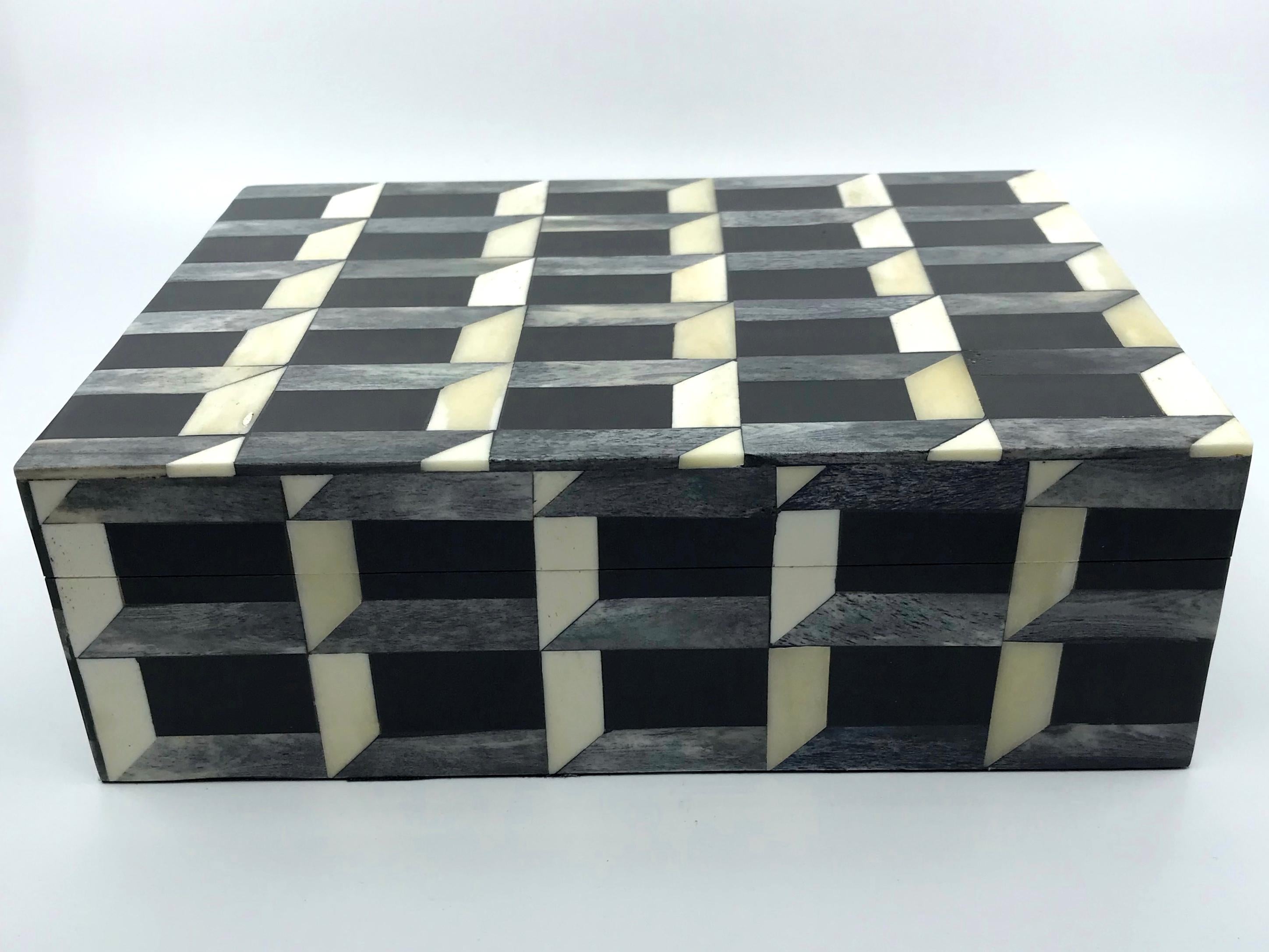 Black, Grey and Cream Horn and Bone Geometric Inlay Box In Good Condition For Sale In New York, NY