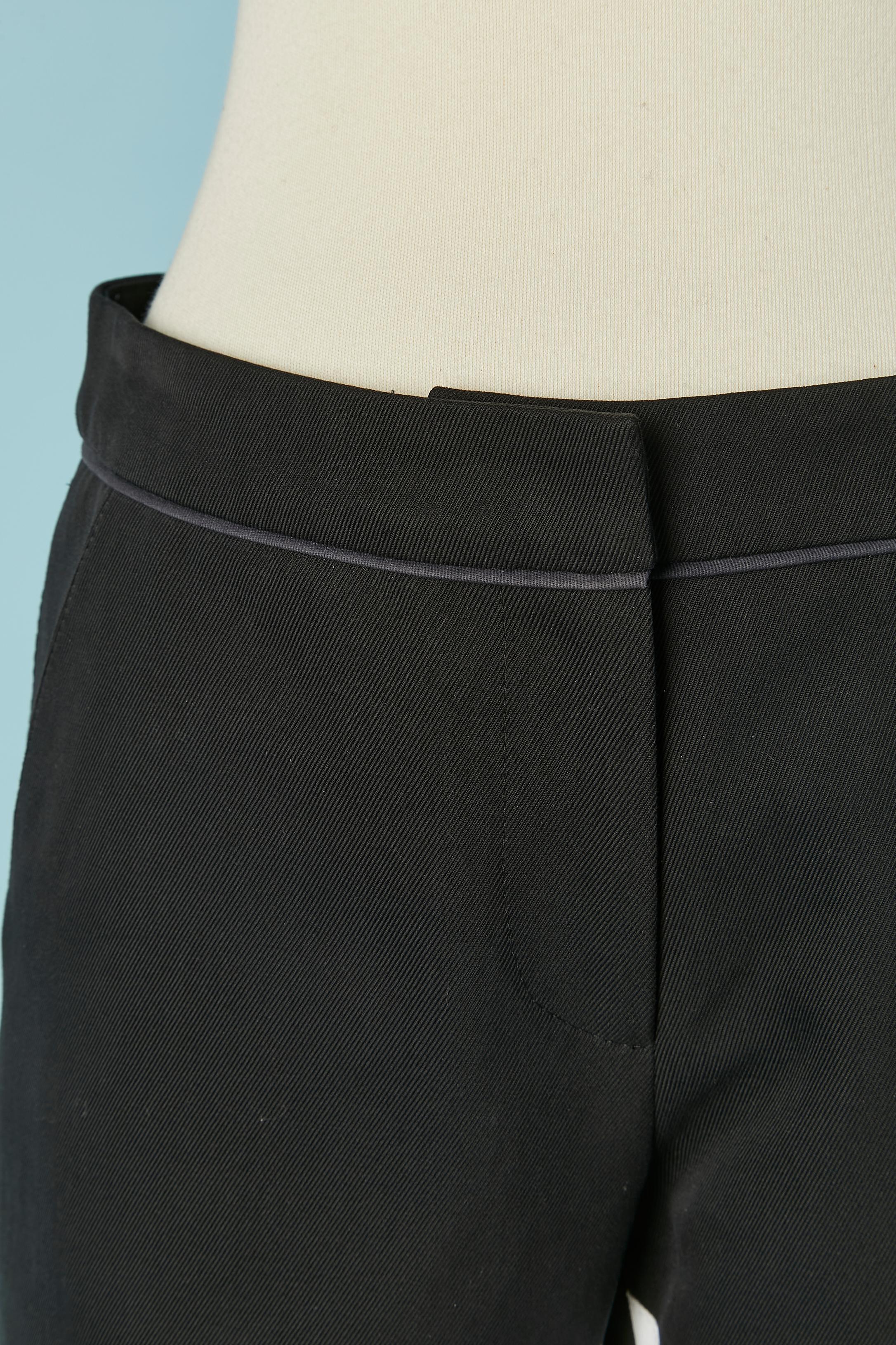 Pantalón de algodón patchwork negro, gris y blanco. Cierre de cremallera y corchete en la parte superior central delantera . Cierre de cremallera también en la parte inferior de las piernas. Bolsillo en ambos lados + 2 bolsillos en la espalda.